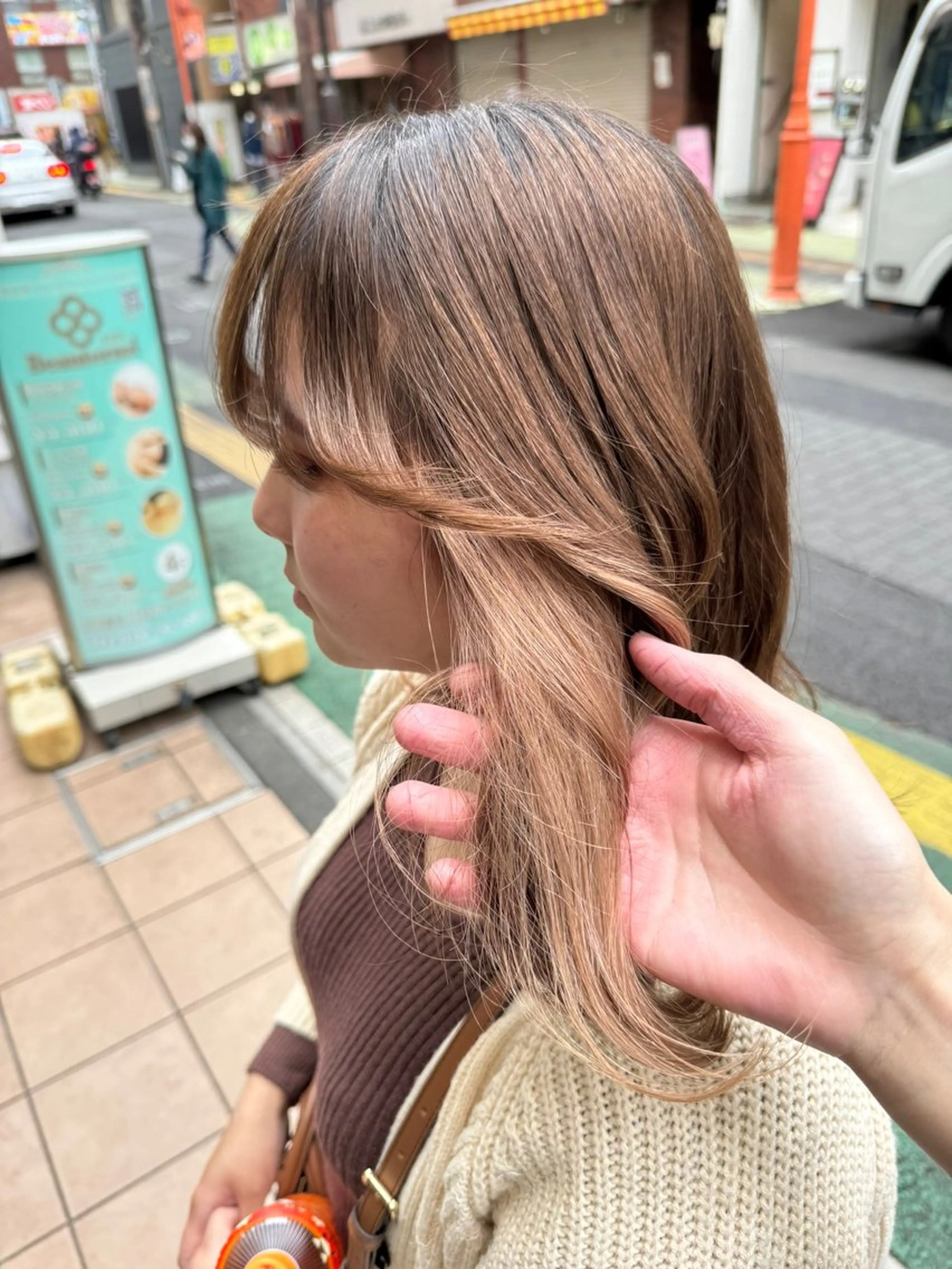 セミロング カラー ヘアアレンジ ベージュカラー ブリーチ デザインカラー ダブルカラー ハイライトカラー ヘアカラー トリートメント Zina 大宮所属・目黒 碧人のヘアスタイル