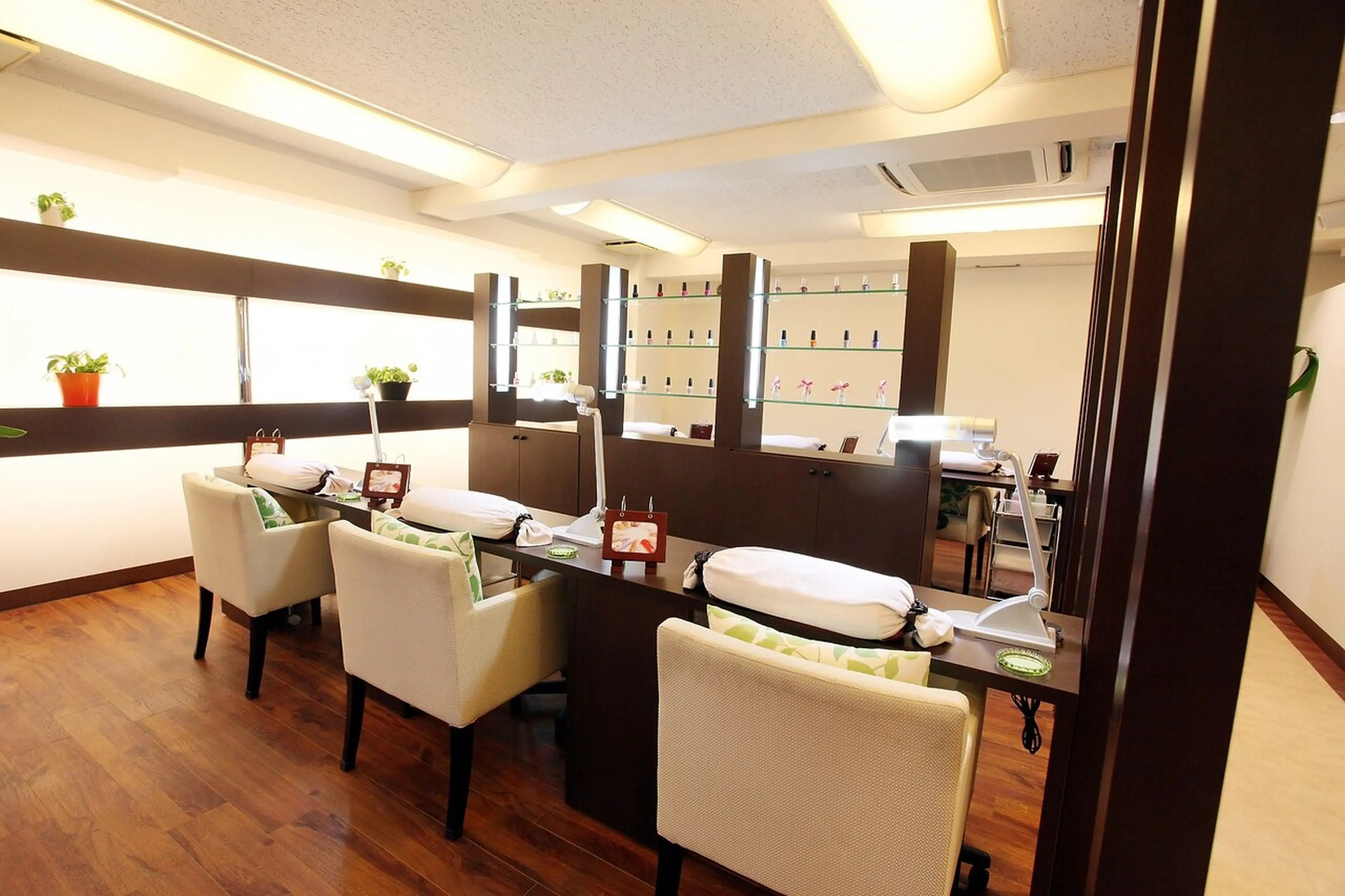 ファストネイルプラス新宿店の内観・外観3