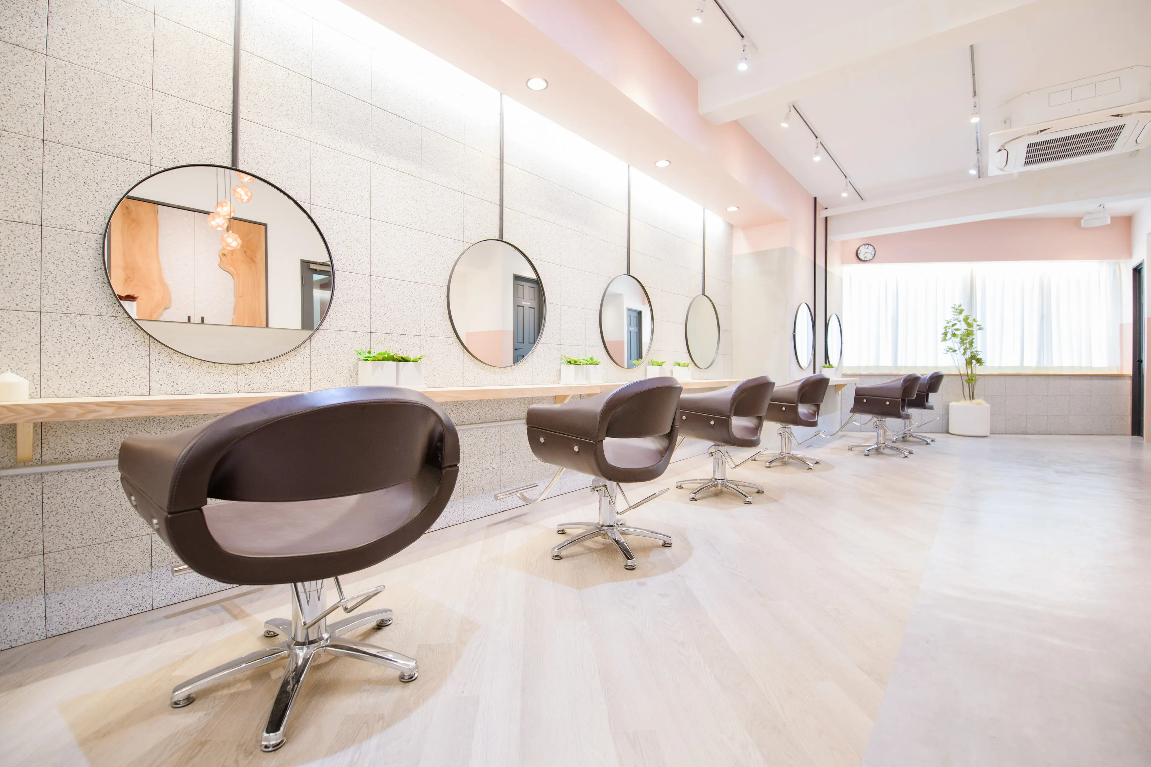 Emerge 横浜西口店【エマージュ】の内観・外観1