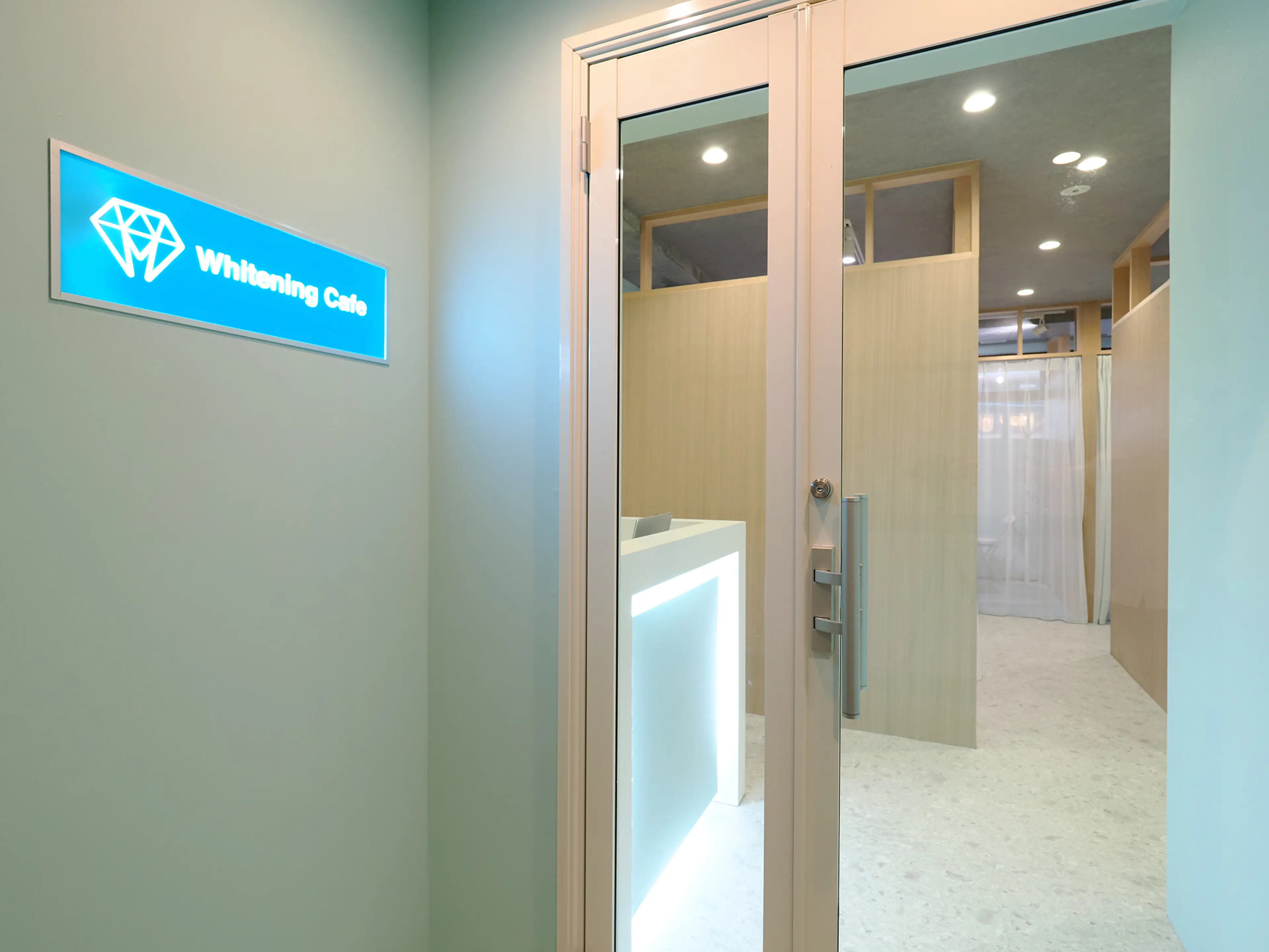 ホワイトニングカフェ大阪京橋店（セルフホワイトニング専門店）の内観・外観2