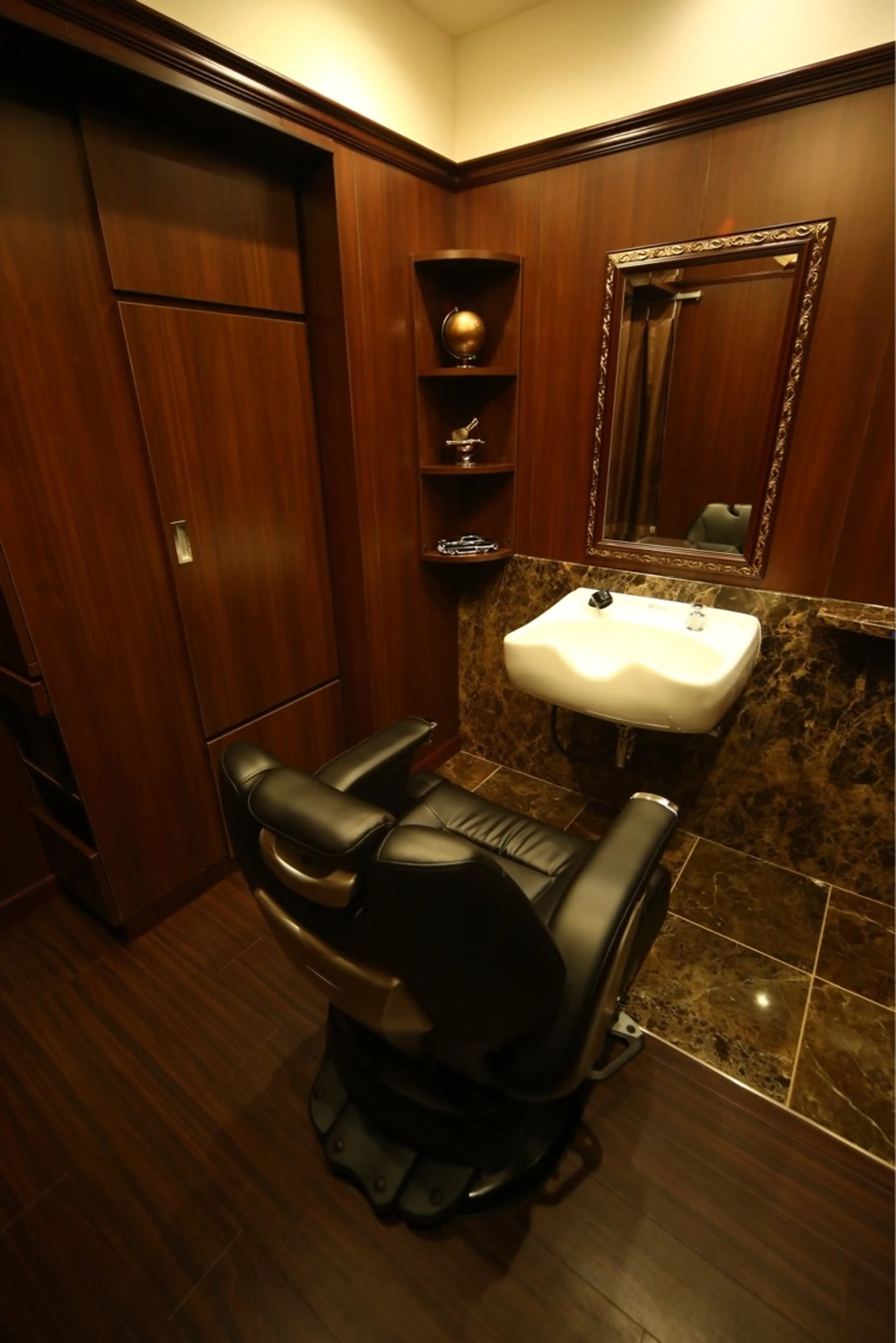 ヒロ銀座ヘアーサロン西口店の内観・外観1