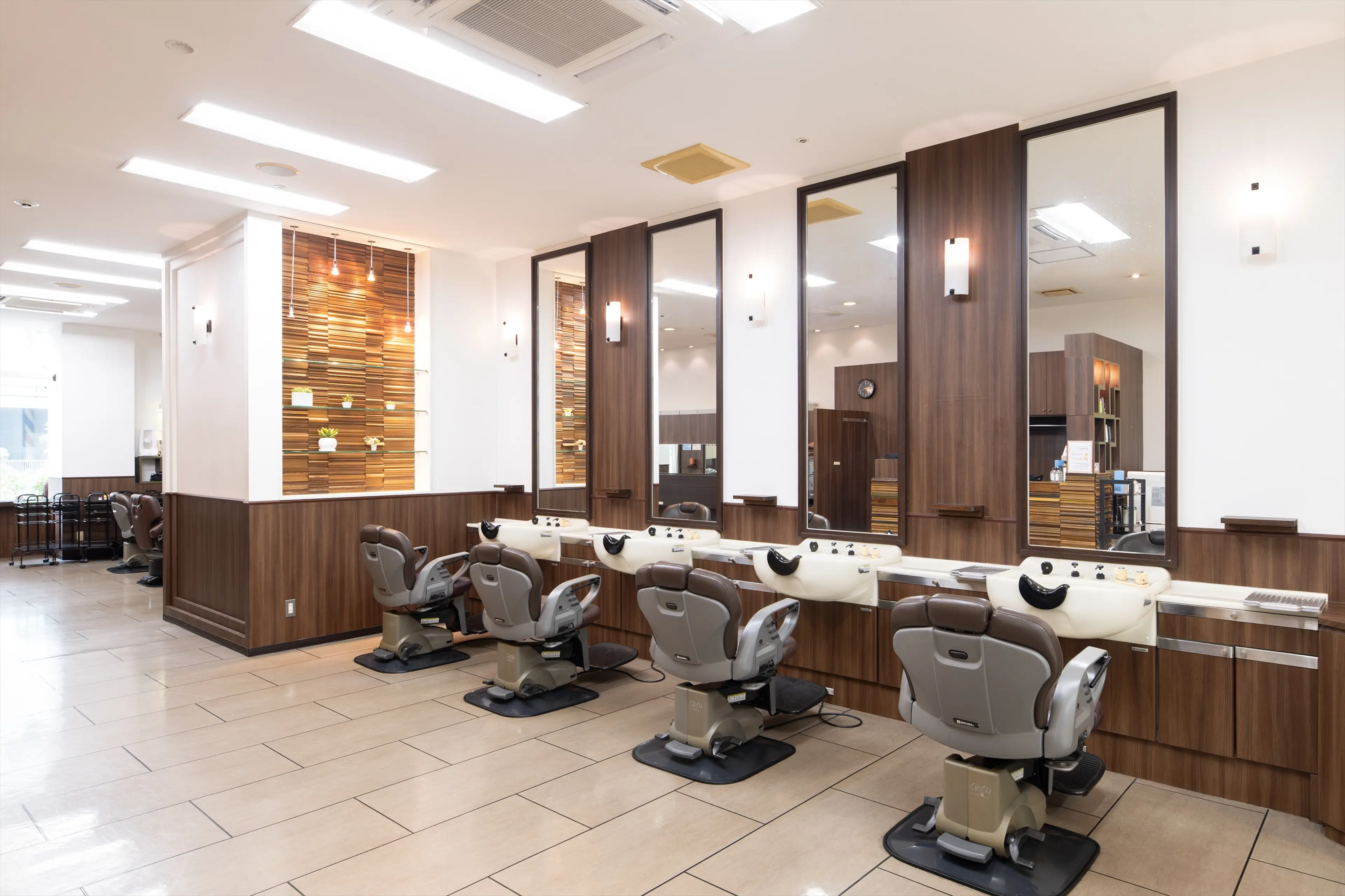 クレス 武蔵浦和店 理容室の内観・外観1