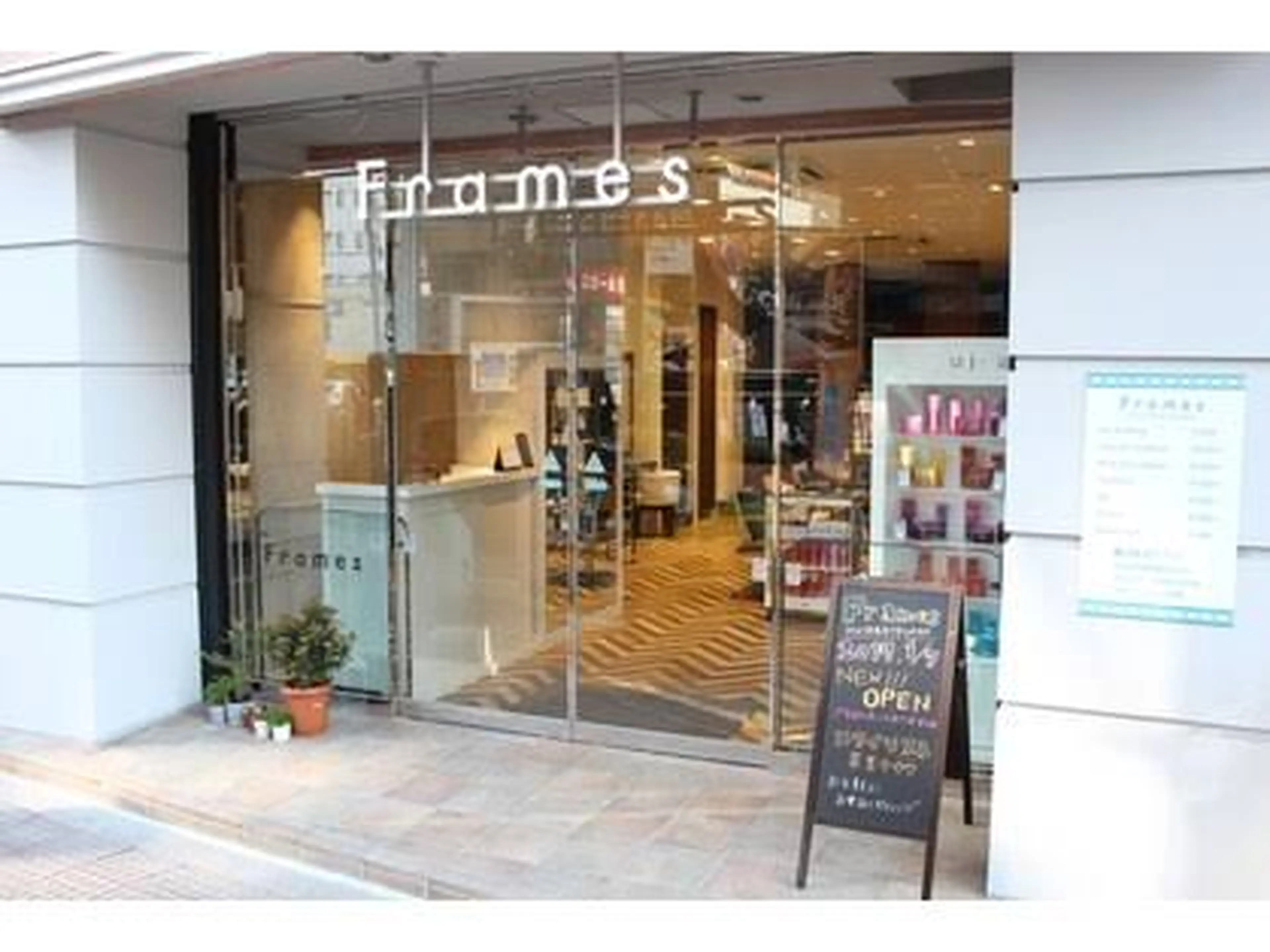 Frames hair&relax 大宮店の内観・外観2