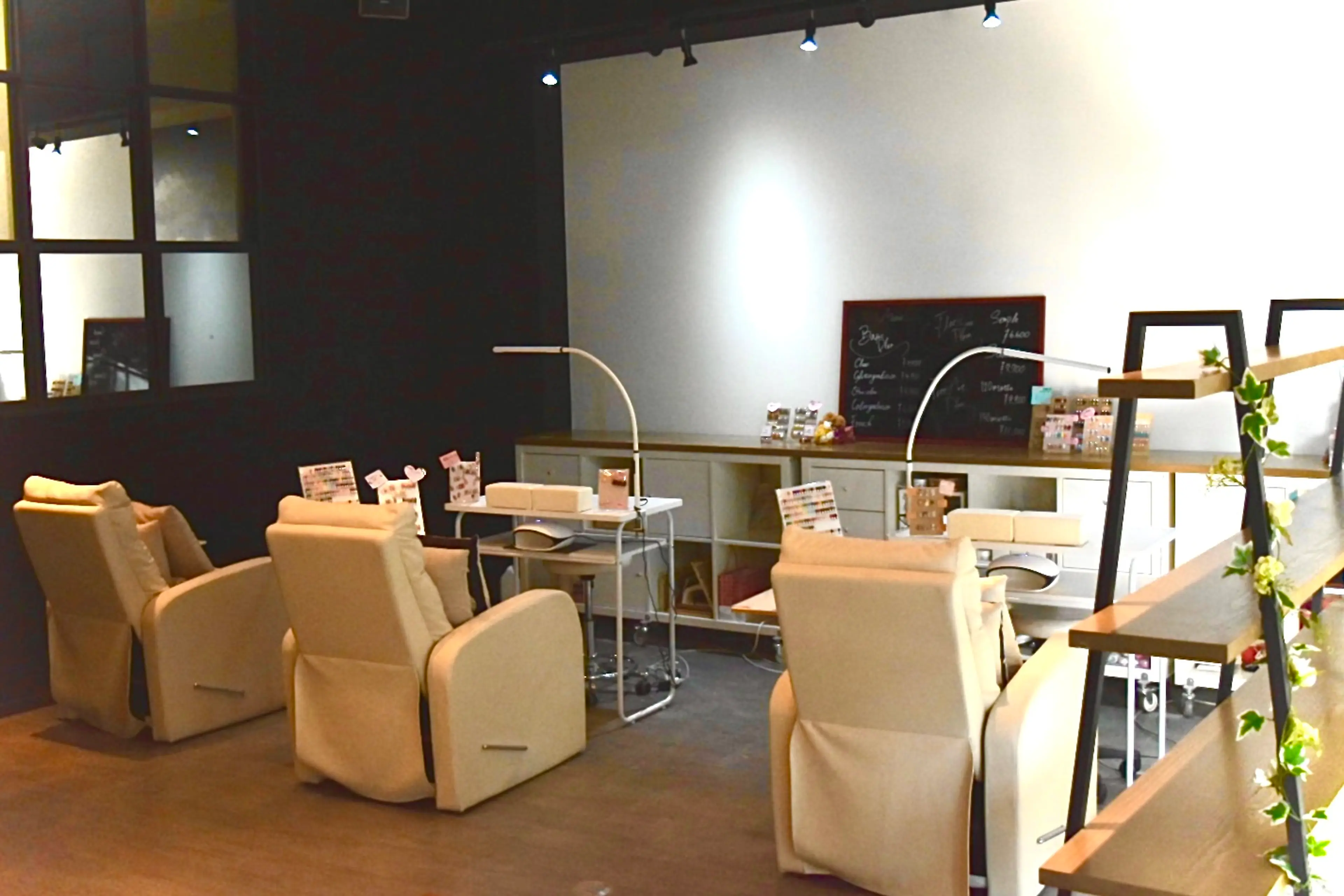 RALUA nail & beauty 新栄店の内観・外観2