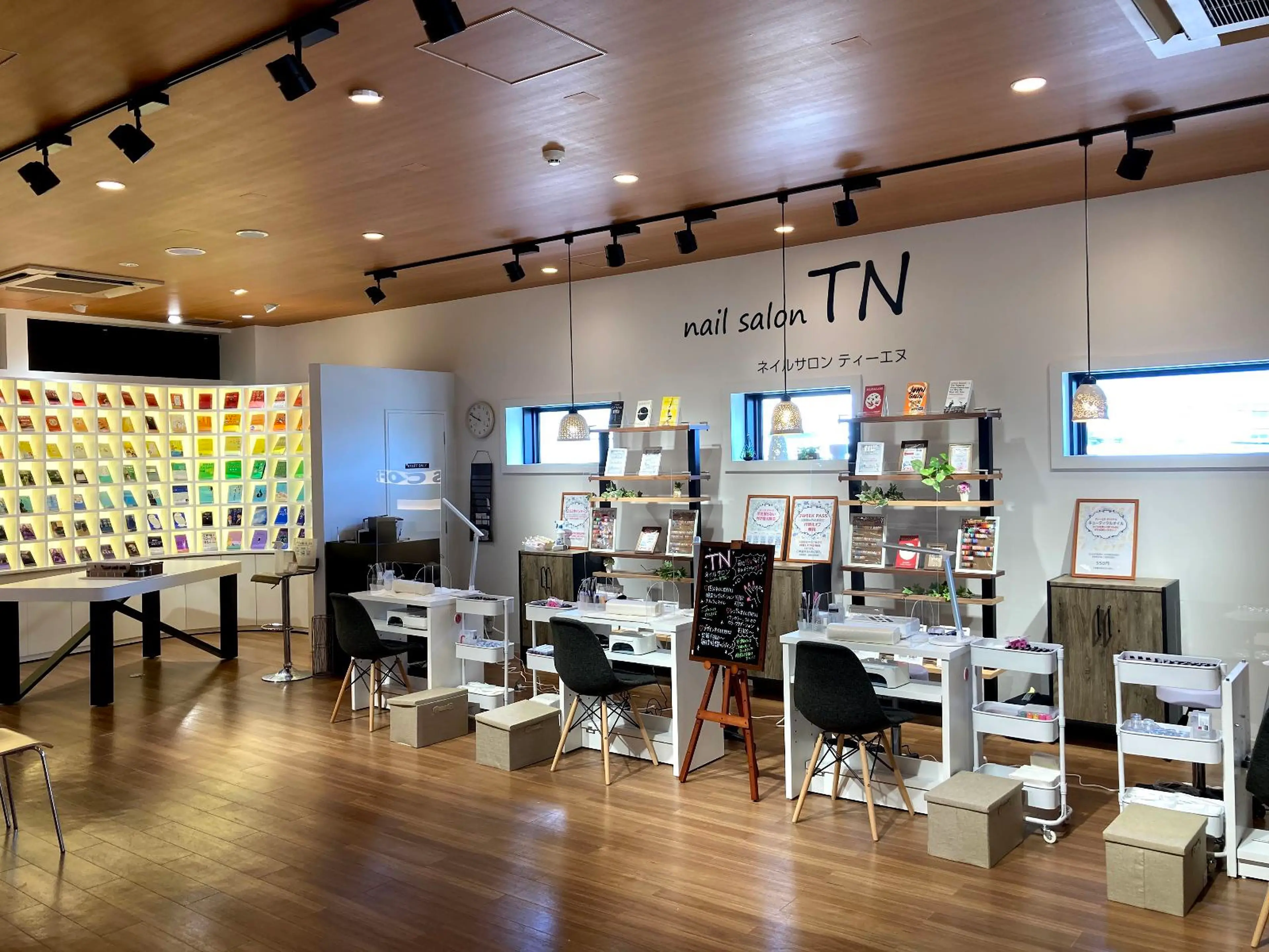 ネイルサロン　ティーエヌ　佐賀TSUTAYA積文館書店佐大通り店の内観・外観1