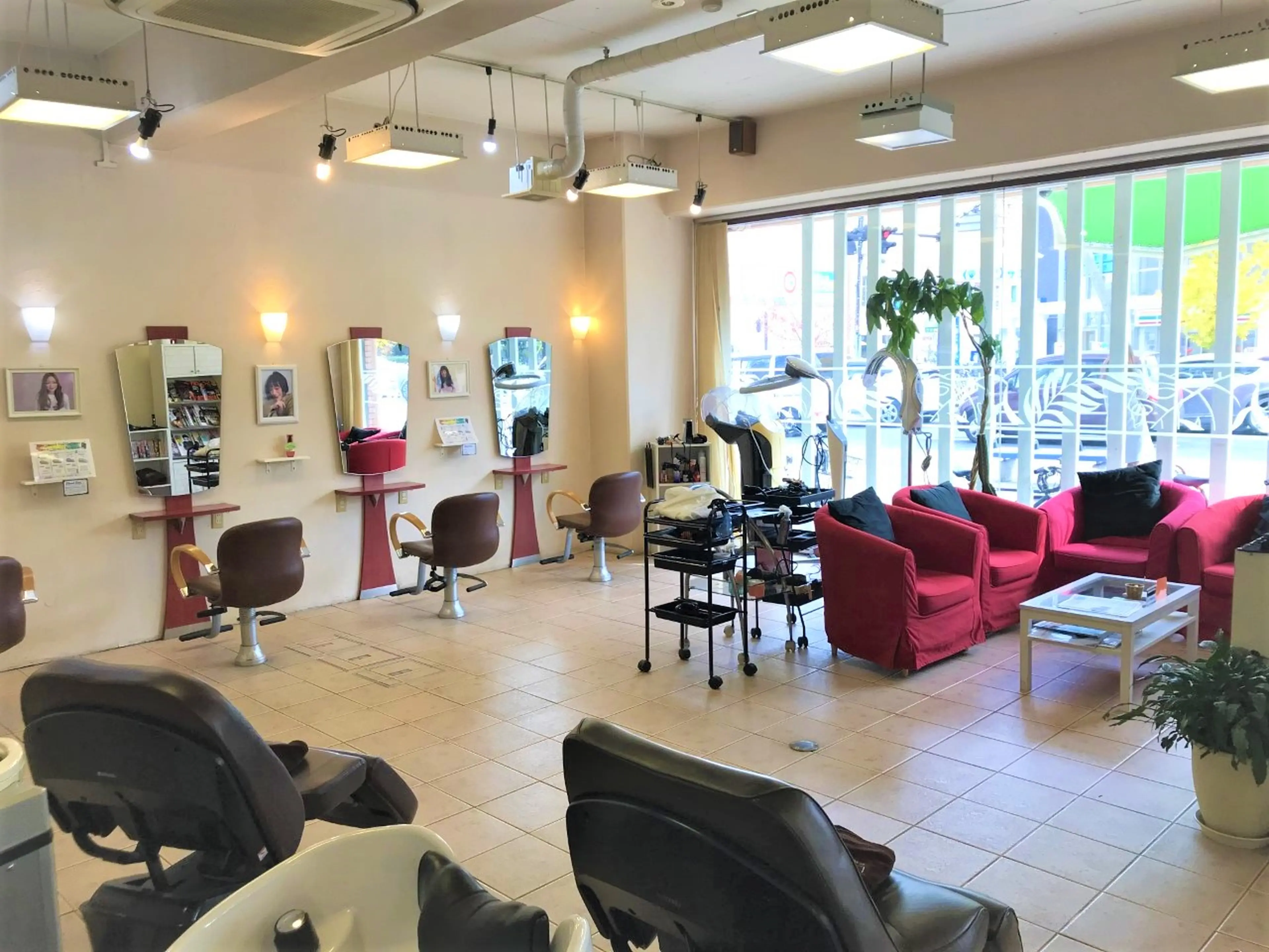 ヘアスタジオ　オリーブ　ドーム前店の内観・外観2