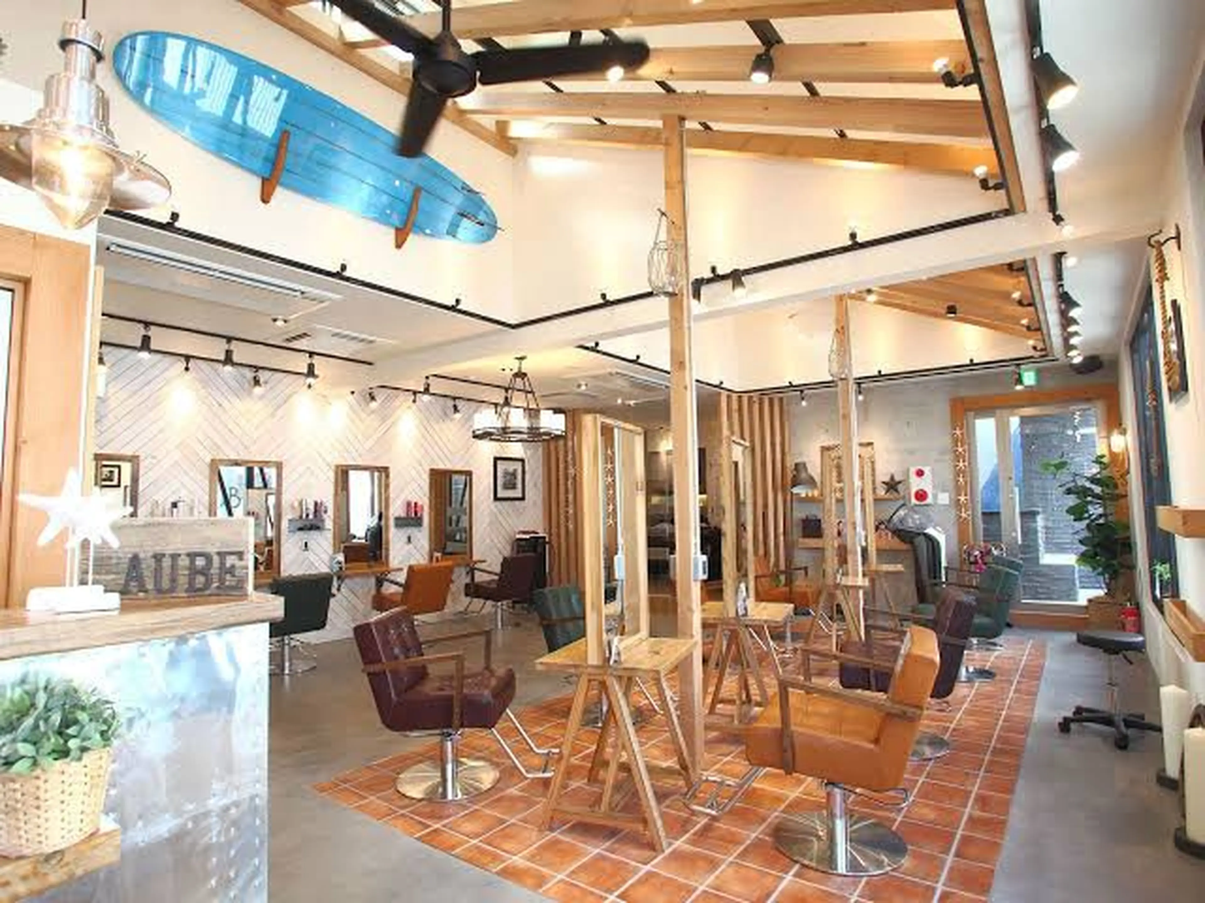 AUBE HAIR beach　藤沢店 【オーブ ヘアー ビーチ】の内観・外観1