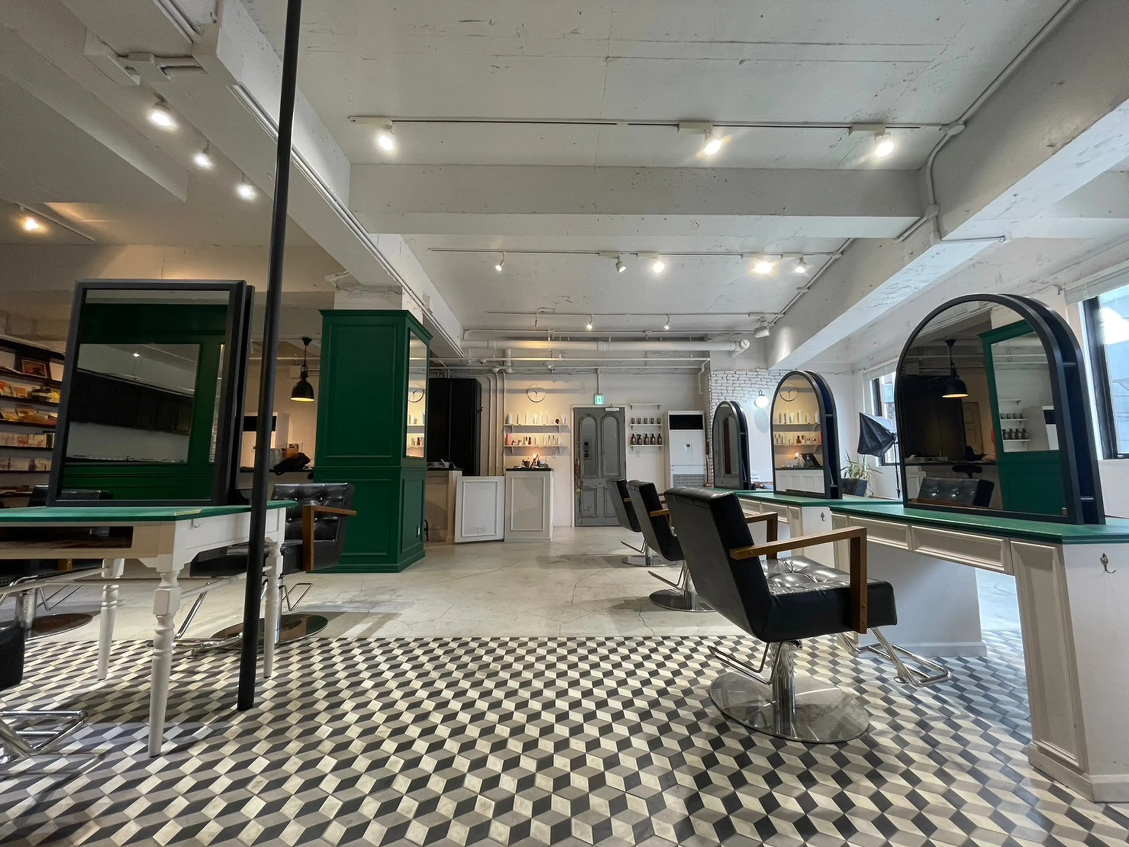 LUK　立川　髪質改善 ブリーチ メンズカット【ルーク】の内観・外観3