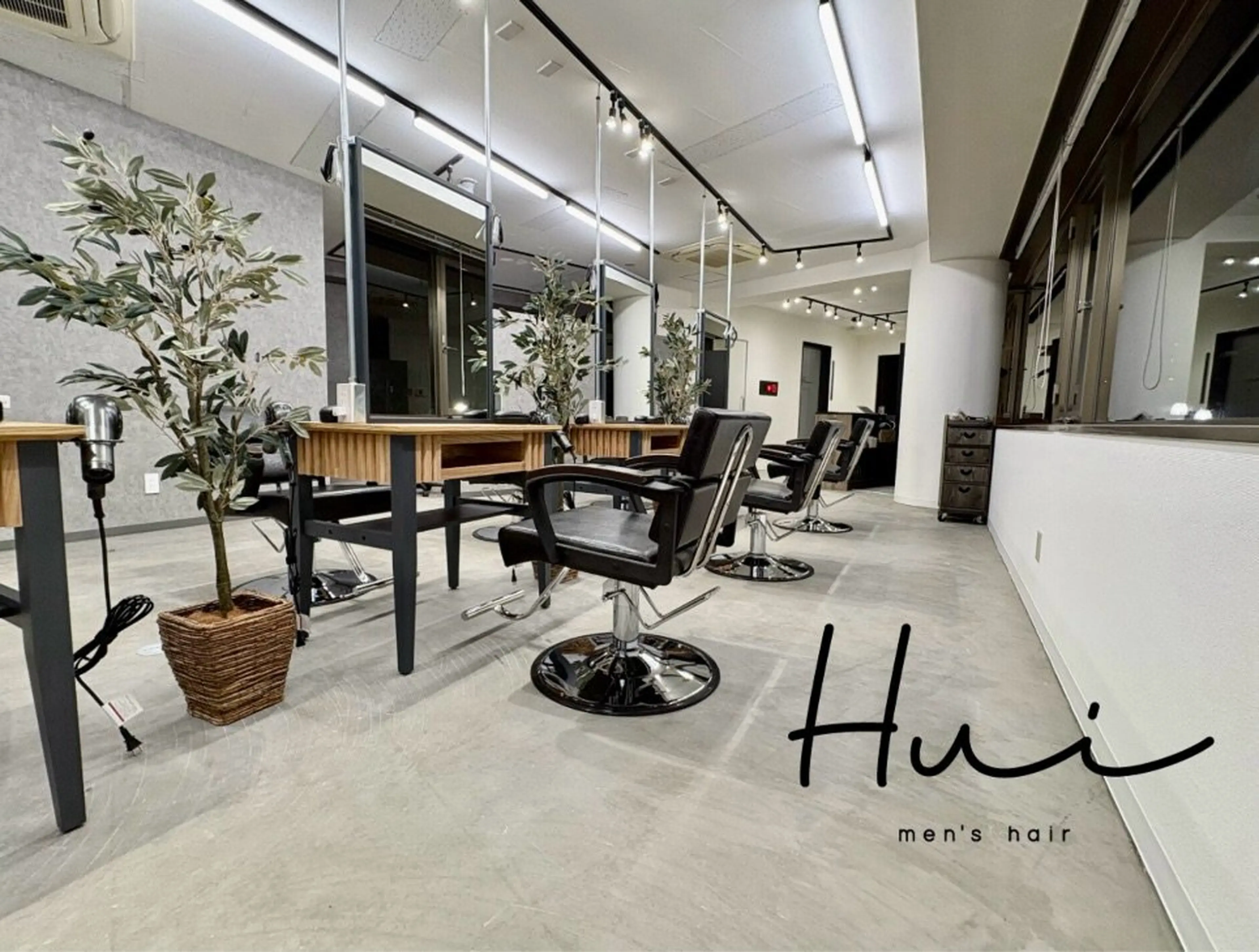 Men's hair Hui新宿3丁目の内観・外観1
