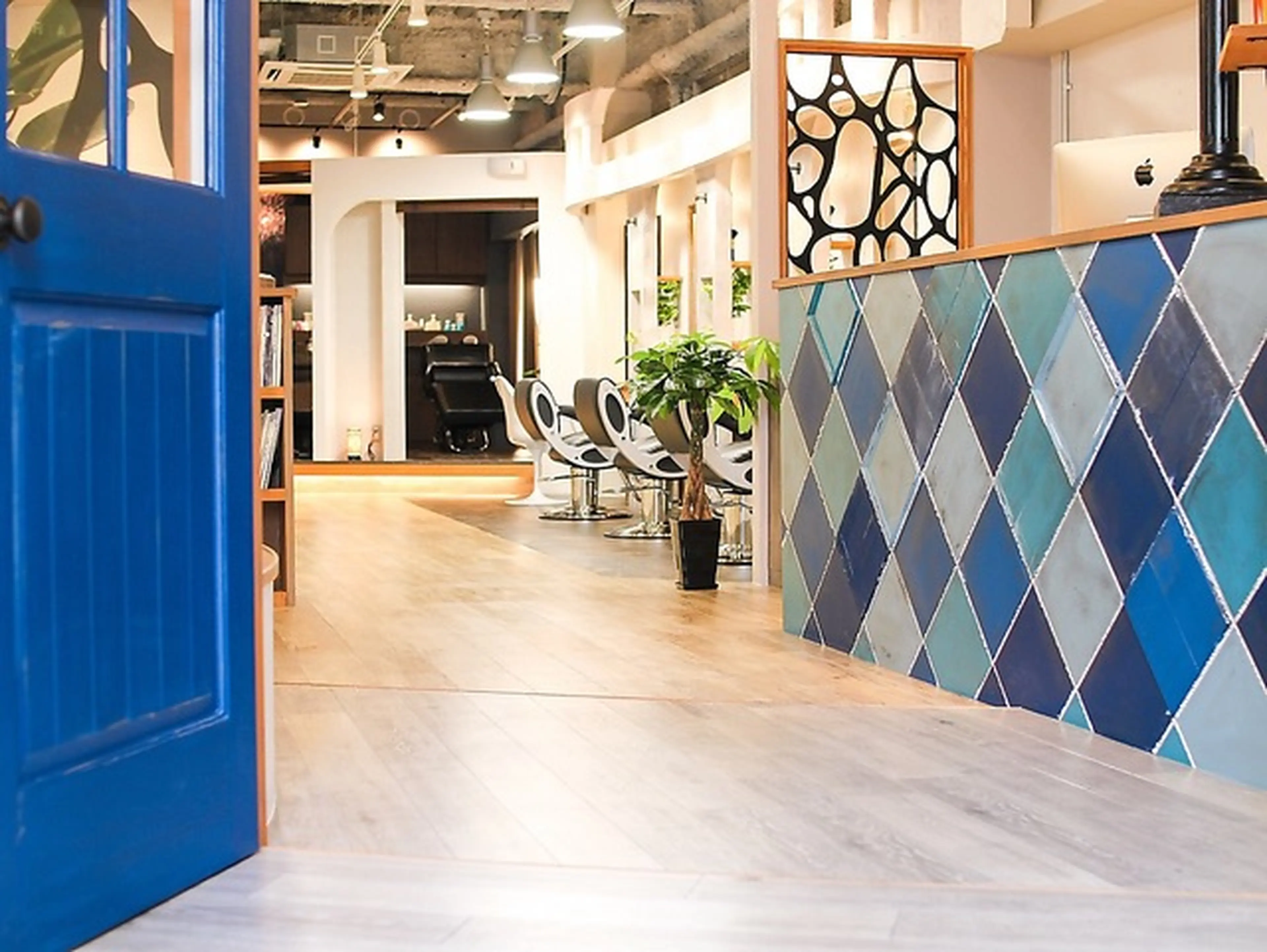 LORE福岡天神本店インナーカラー特化型美容室ブリーチ・インナーカラー美容室【ロア】の内観・外観1