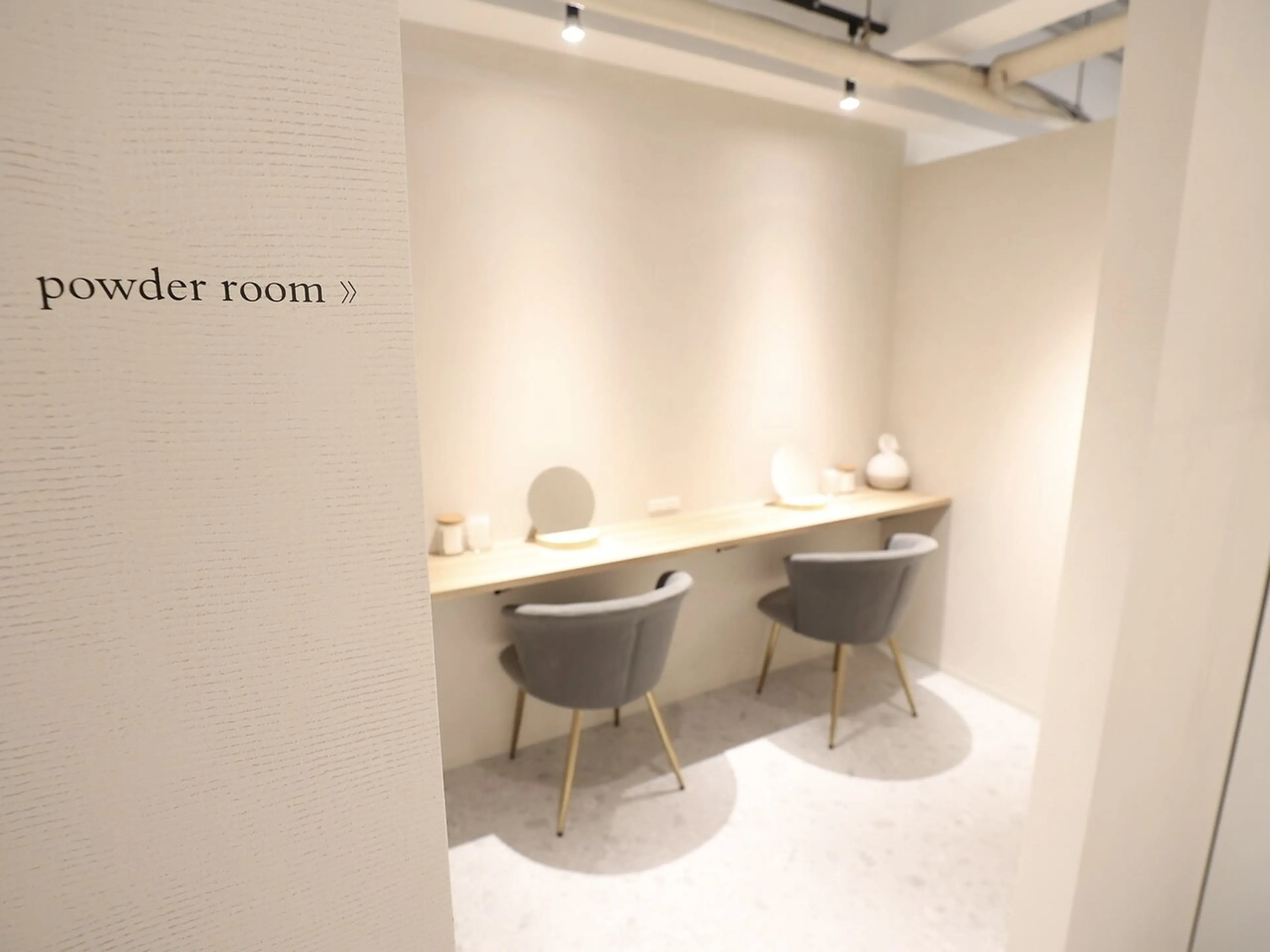 and she. 神戸三宮店【アンドシー】の内観・外観1