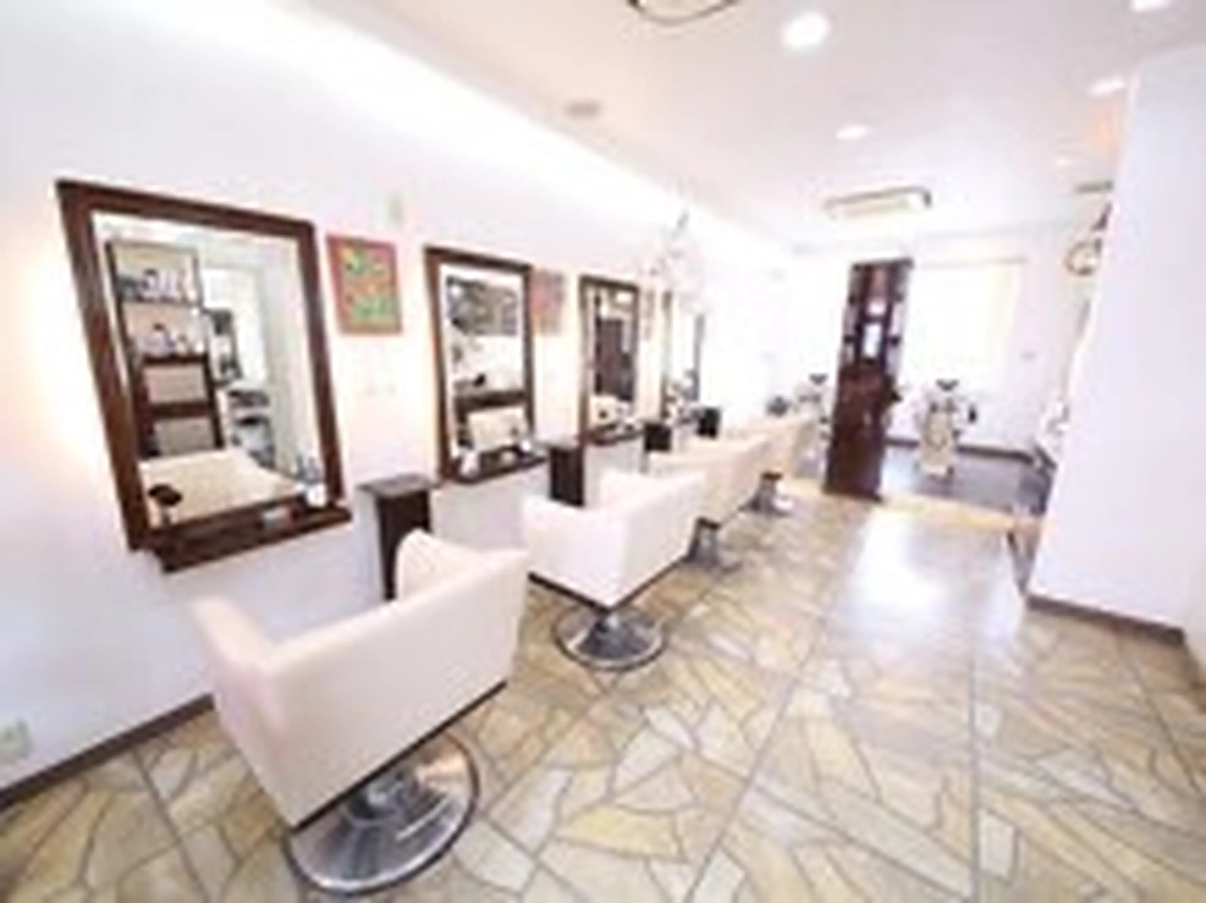 ヘアーメイクFEEL HILLSの内観・外観2