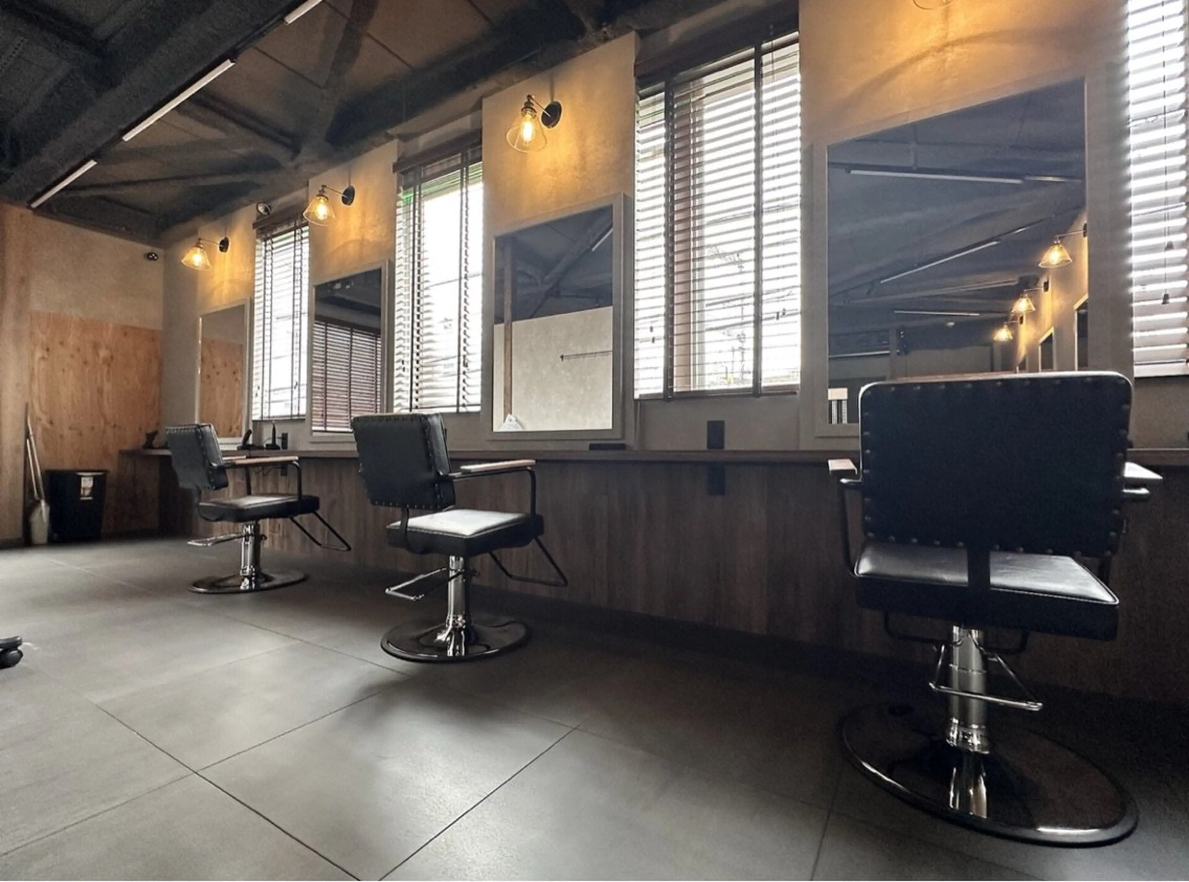 メンズサロンAsobee近鉄八尾【メンズパーマ&メンズカット】の内観・外観2