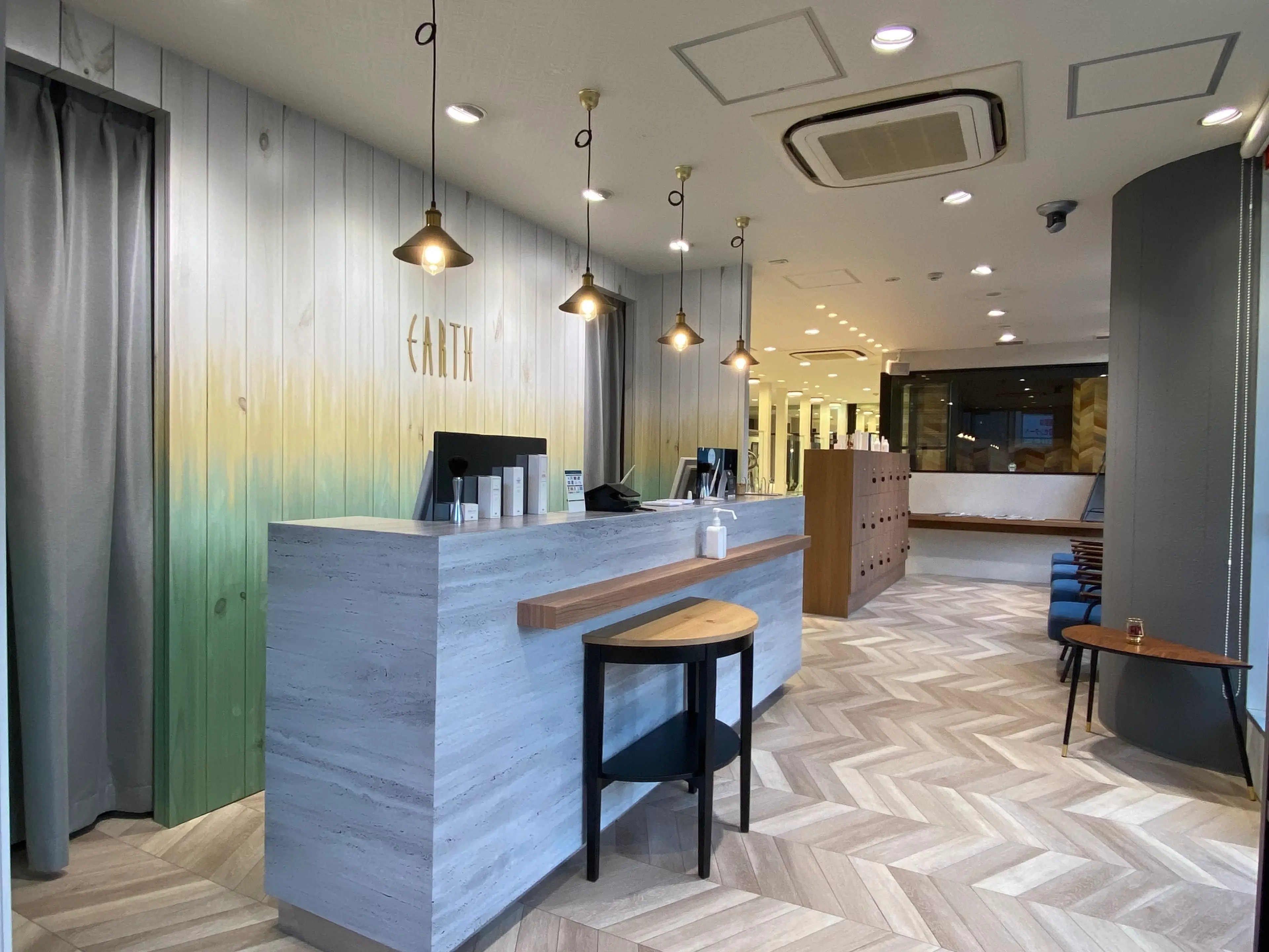 hair & make EARTHの内観・外観2