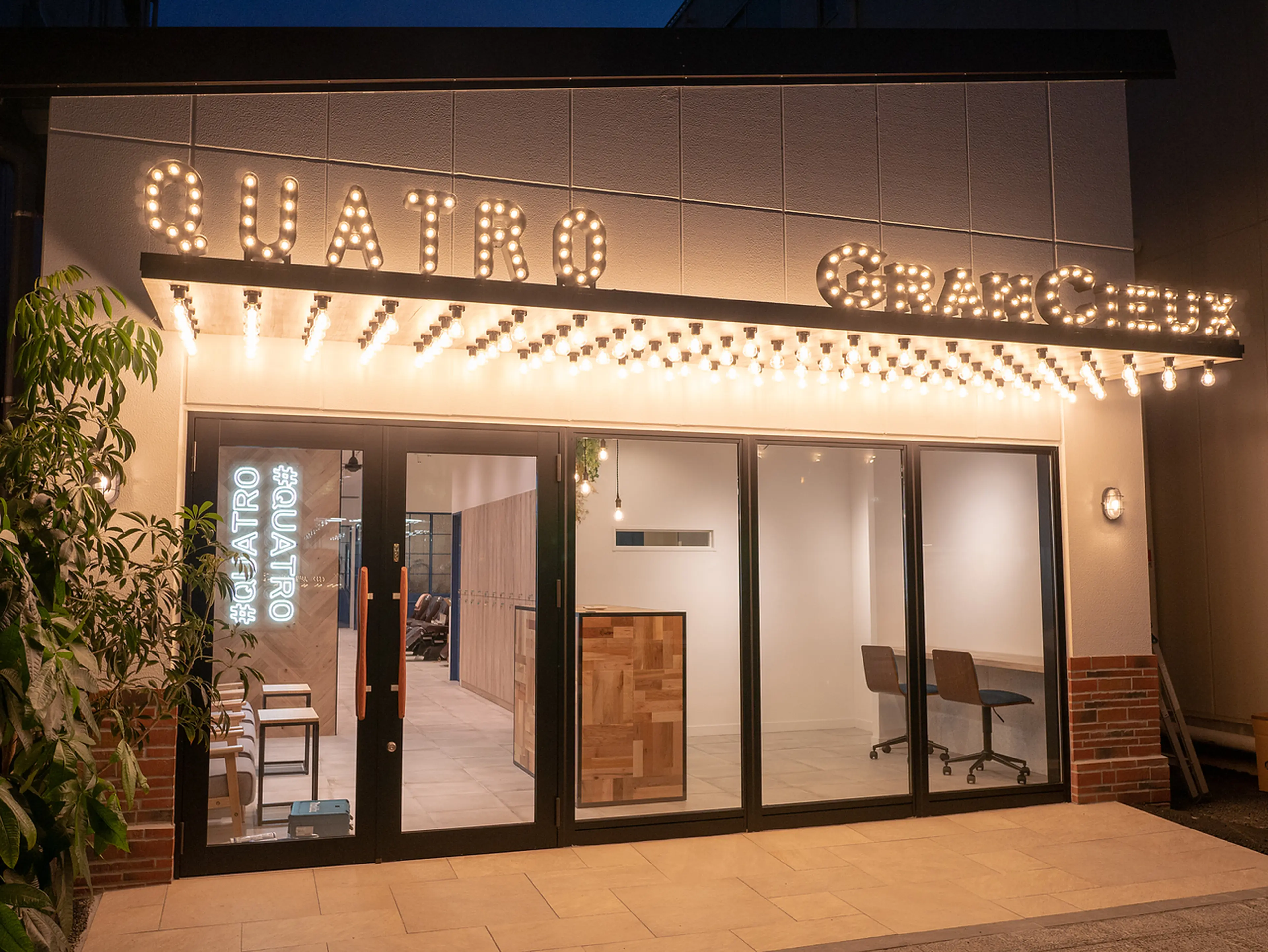 QUATRO水戸店の内観・外観1