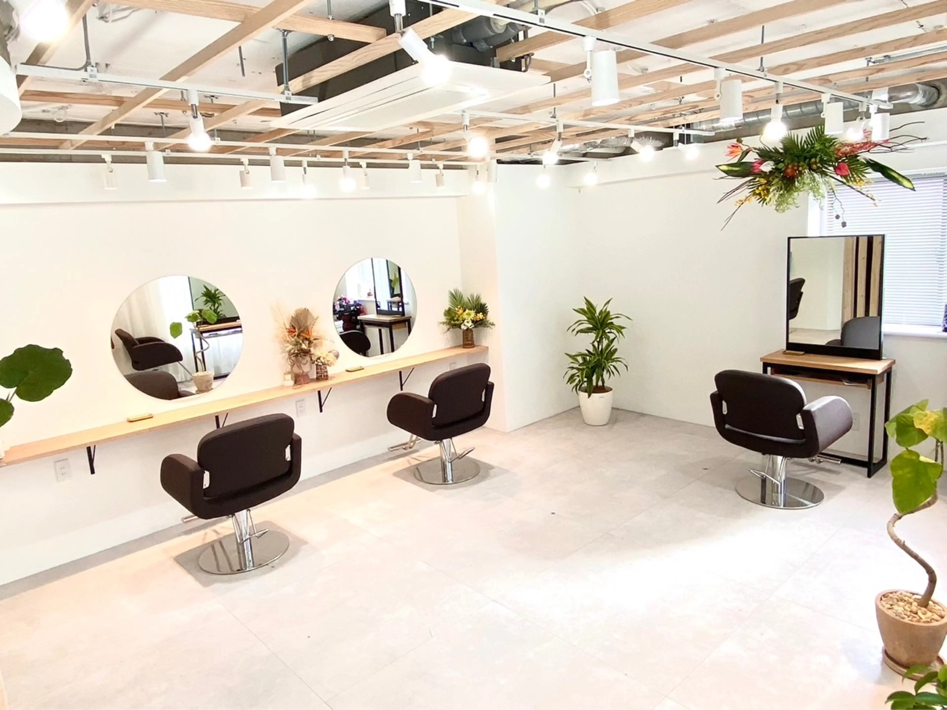 hair design SUN room【ヘアデザインサンルーム】の内観・外観1