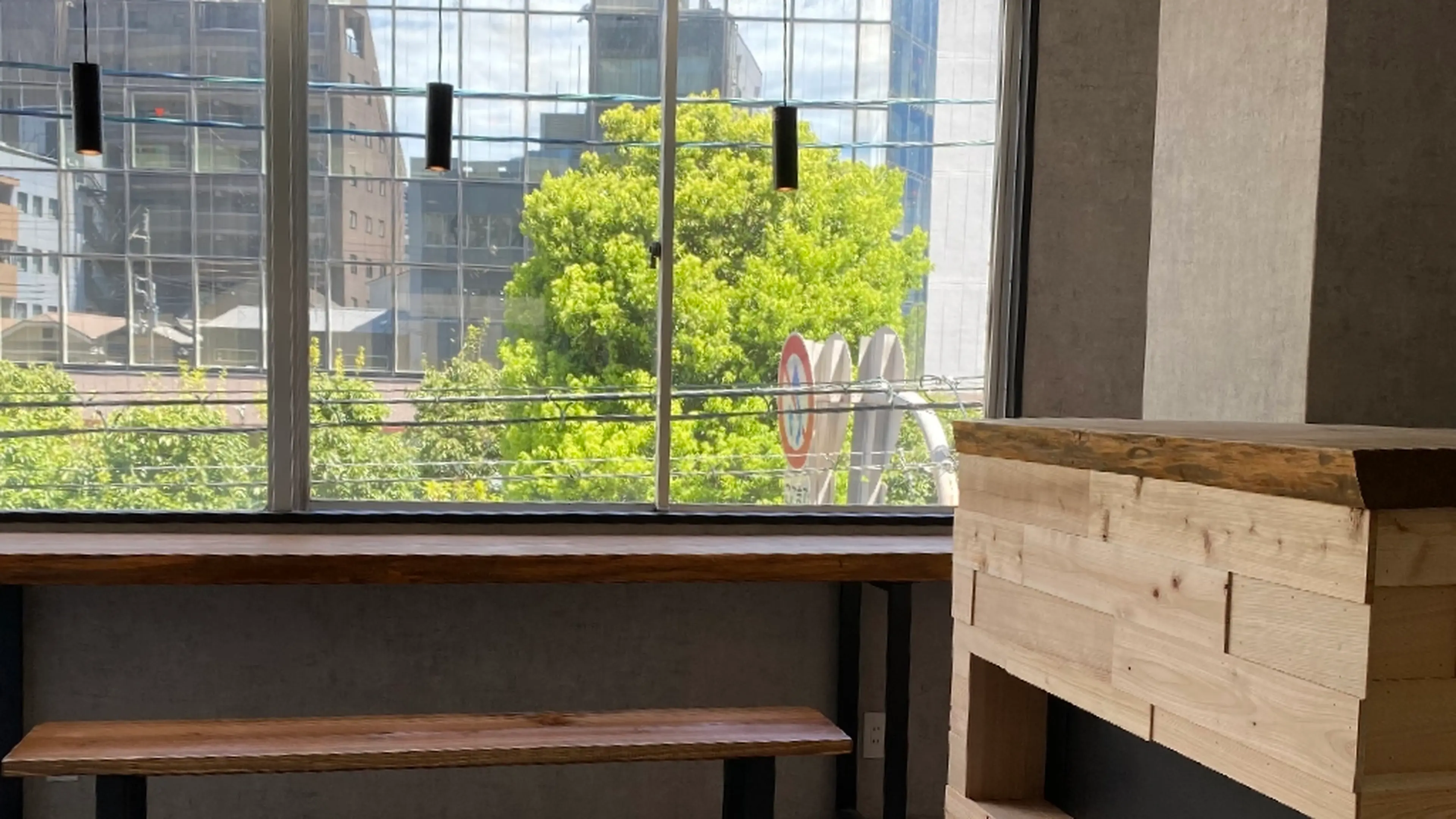 THREEの内観・外観3