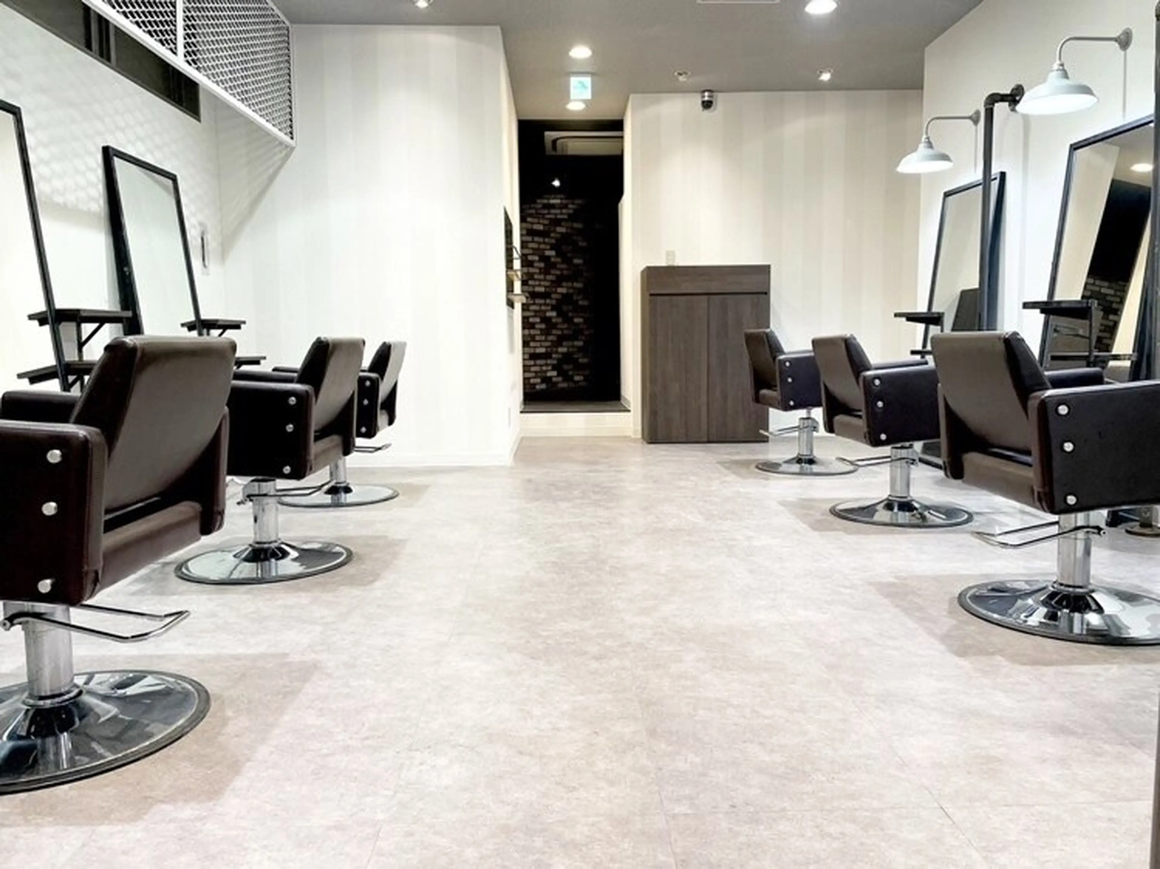 ELIS＆PLATINUMDOLL四条烏丸店の内観・外観1