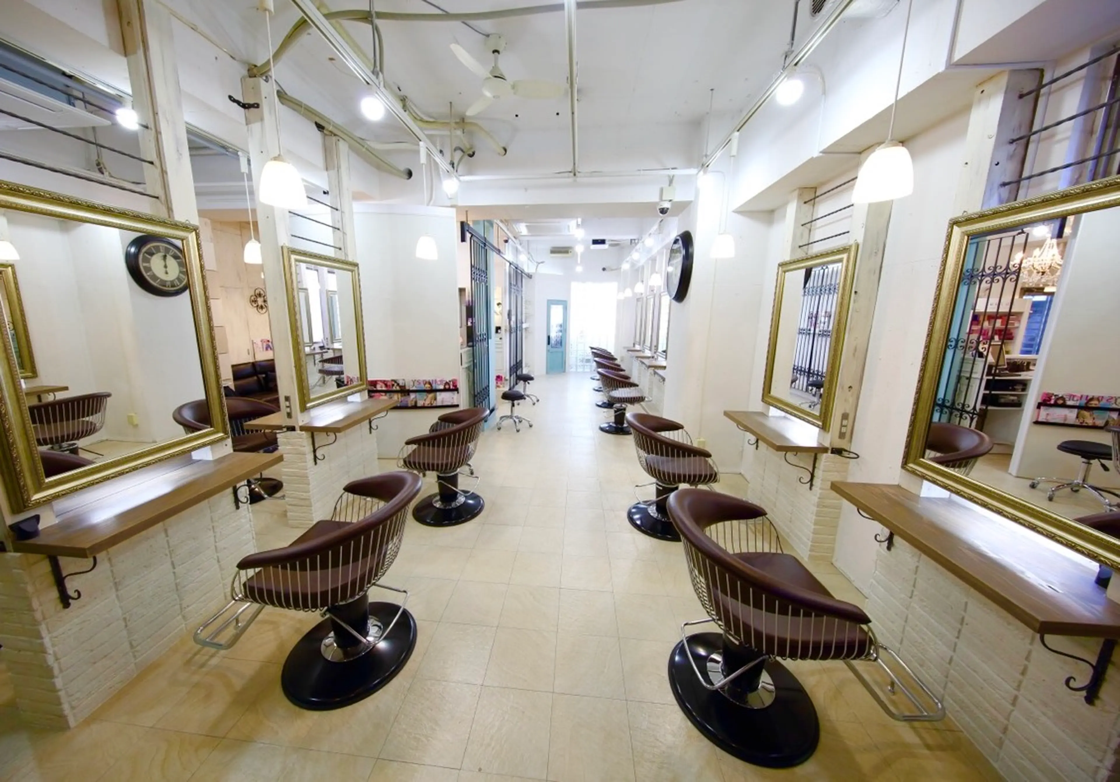 HAIR ＆ MAKE Seek　立川の内観・外観2