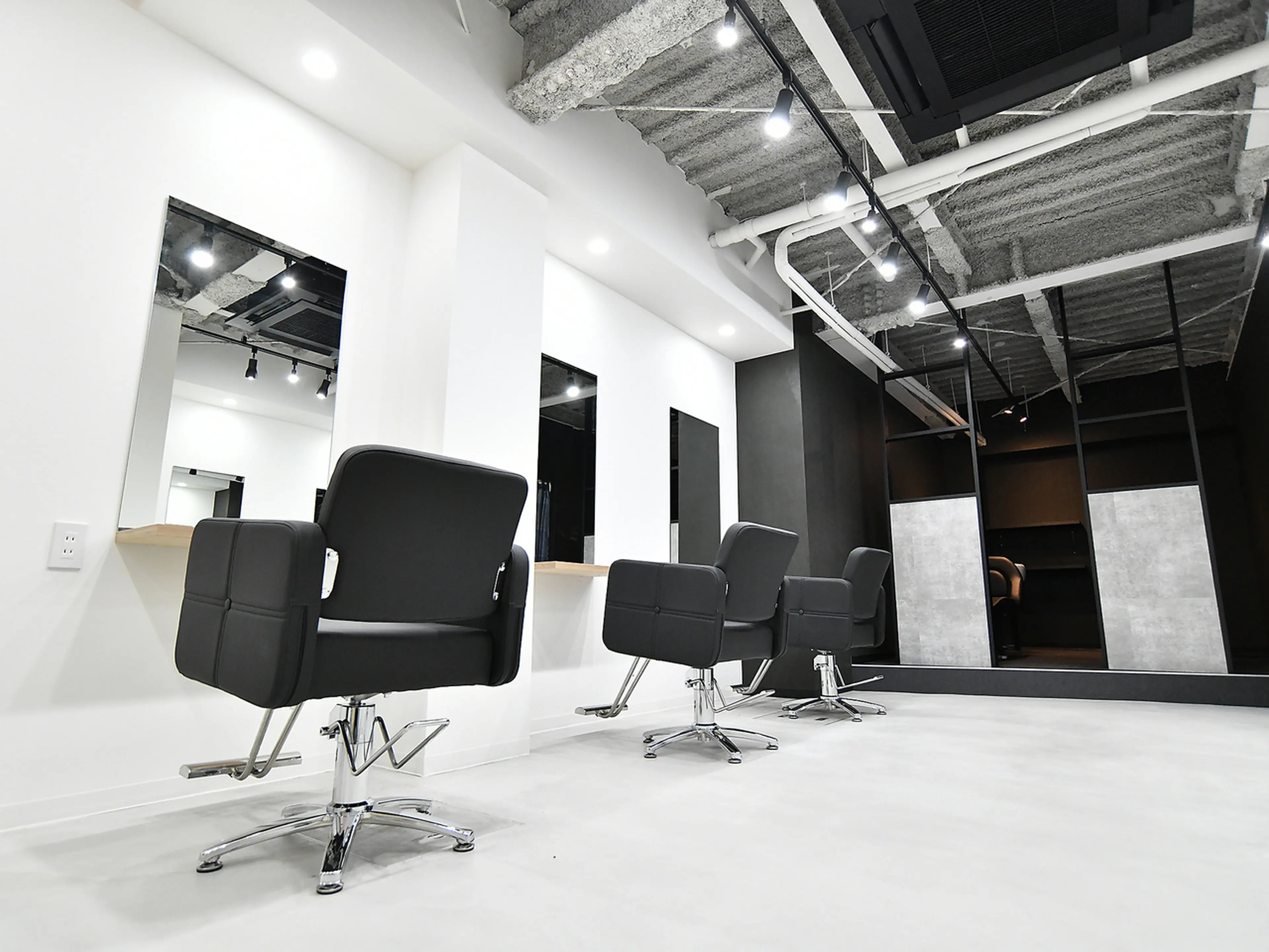 _WHITE By luce 西宮店 【アンダーバーホワイト】の内観・外観1