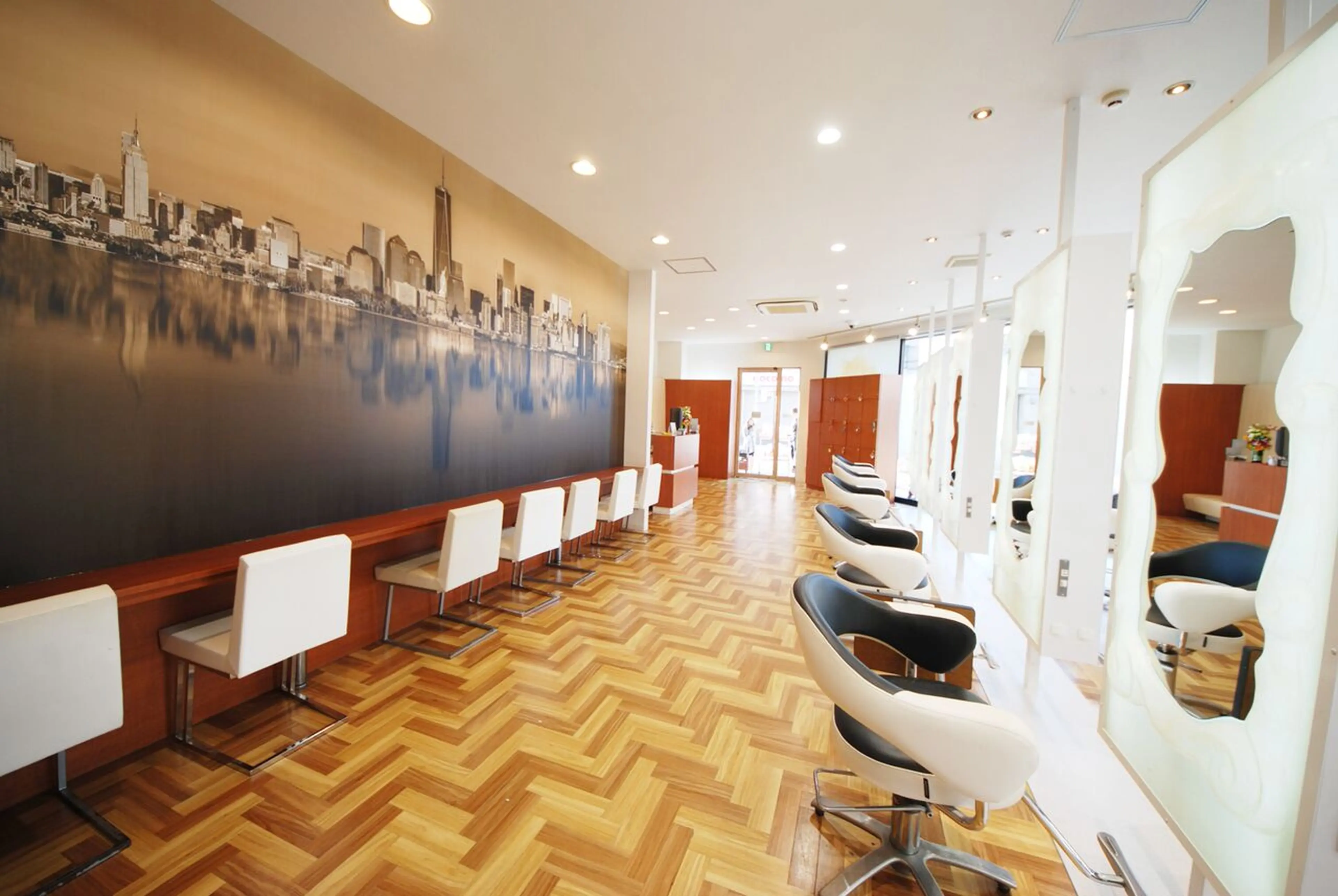 NYNY 新田辺店の内観・外観2