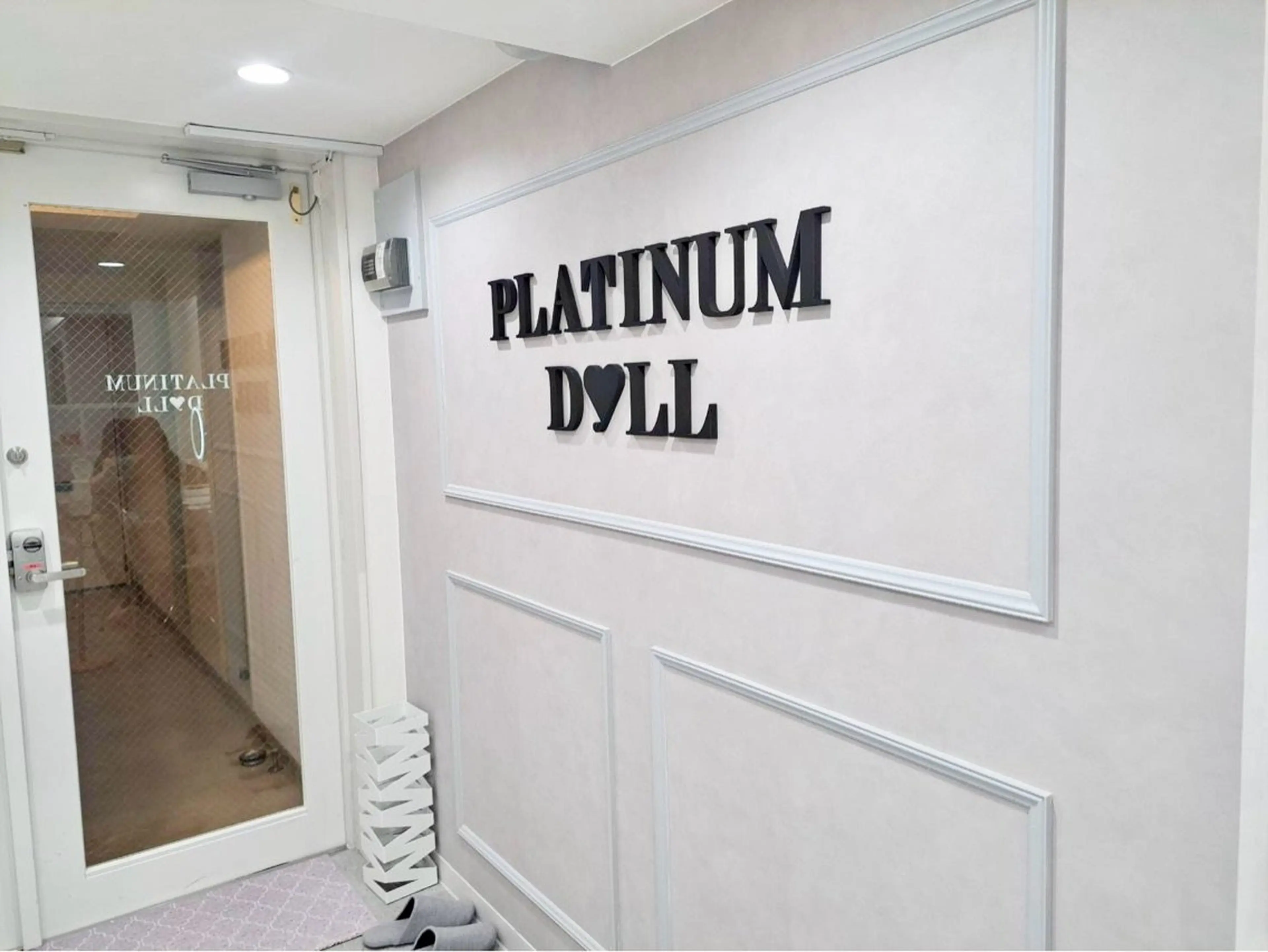 PLATINUM DOLL 栄店の内観・外観1