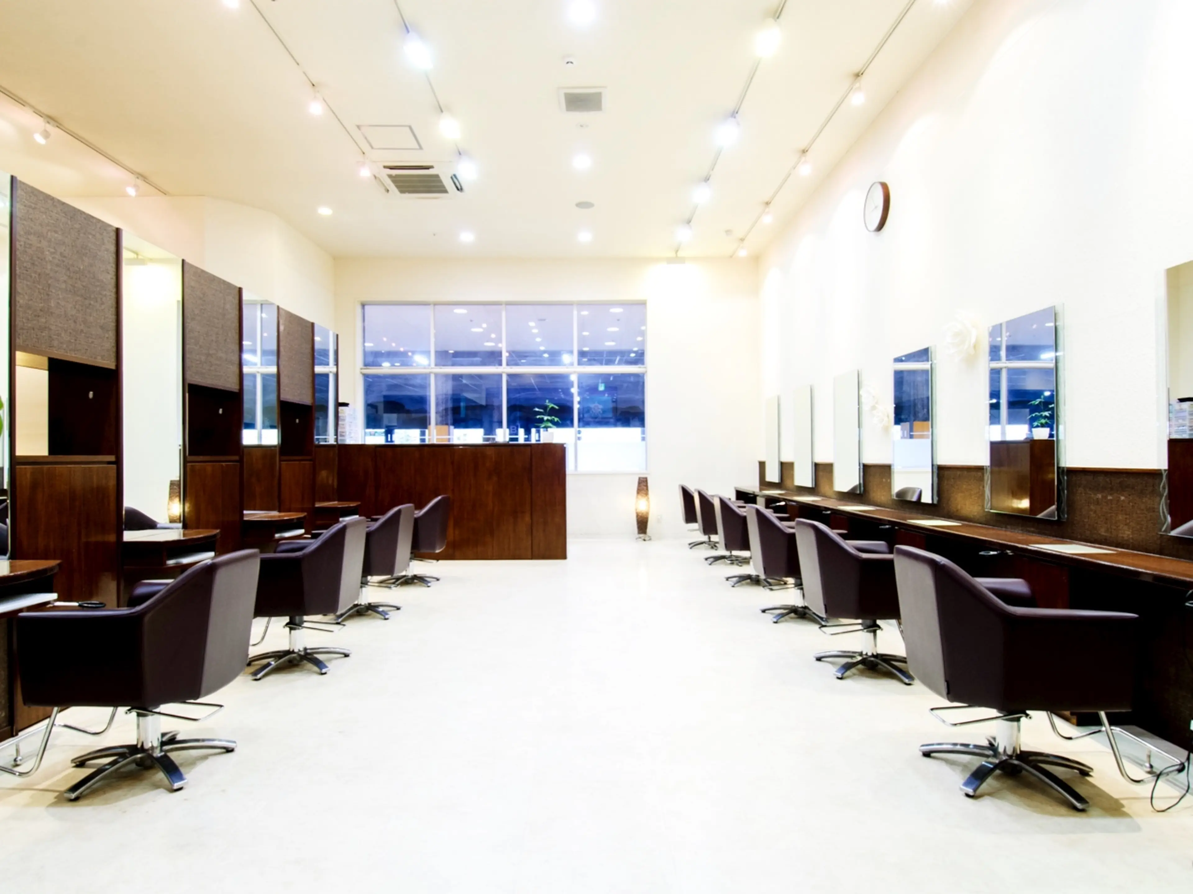 美容室 BENI仙台鈎取店 ／ フェイシャルエステ＆ネイルサロン Latour［ラトゥール］の内観・外観2