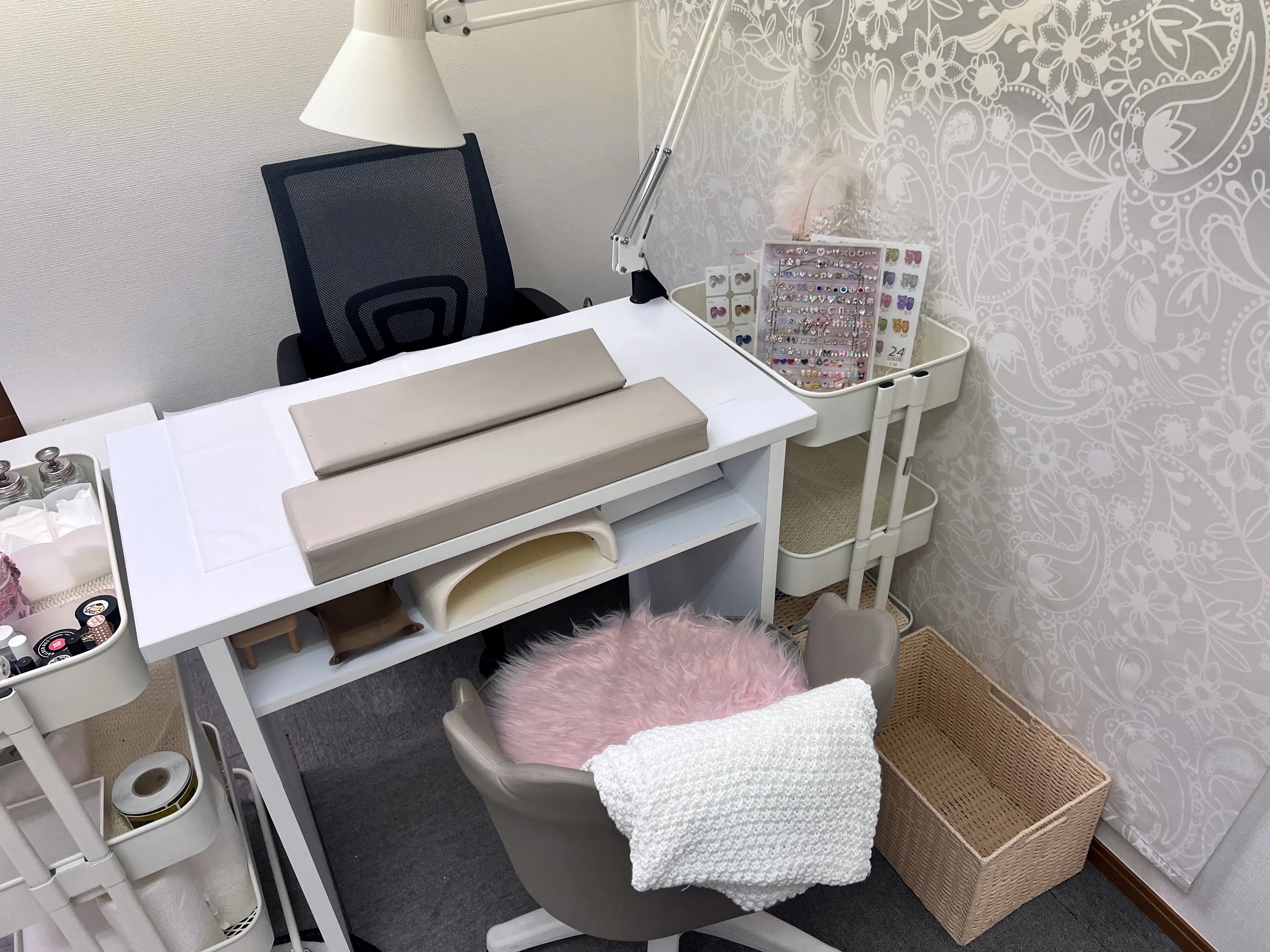 R nailsalonの内観・外観2