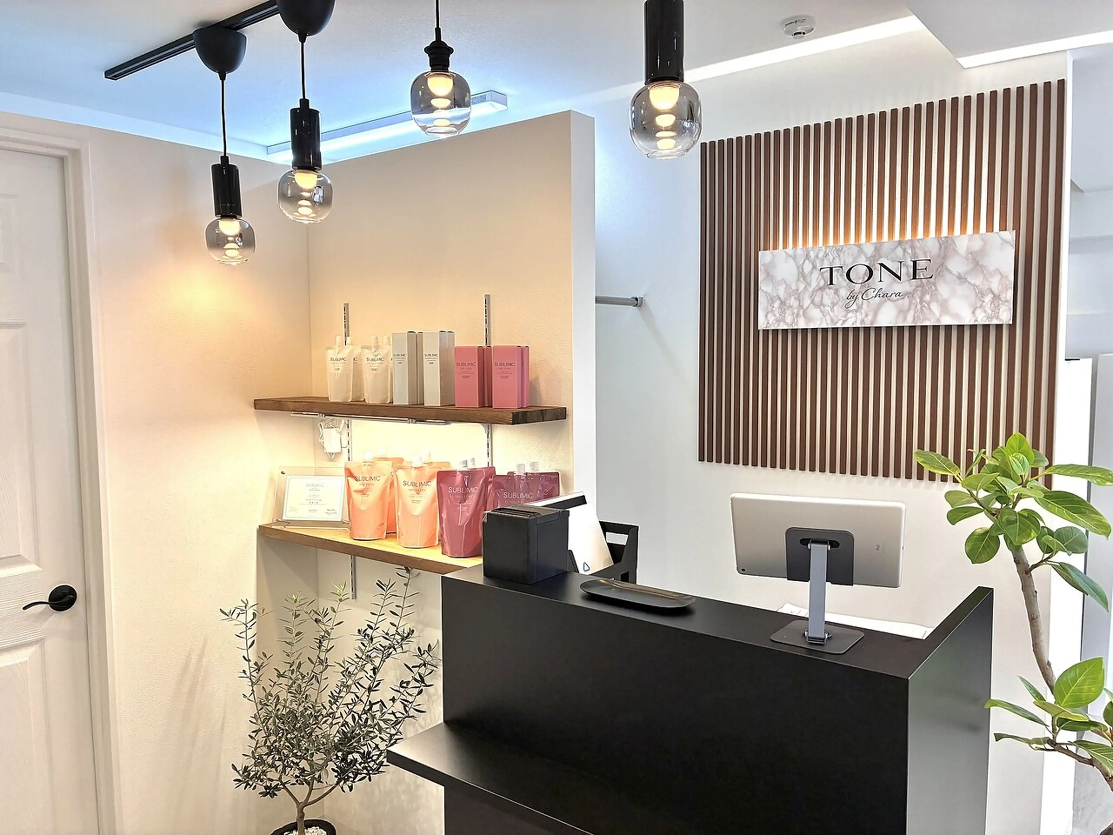 CHARA池袋本店の内観・外観1