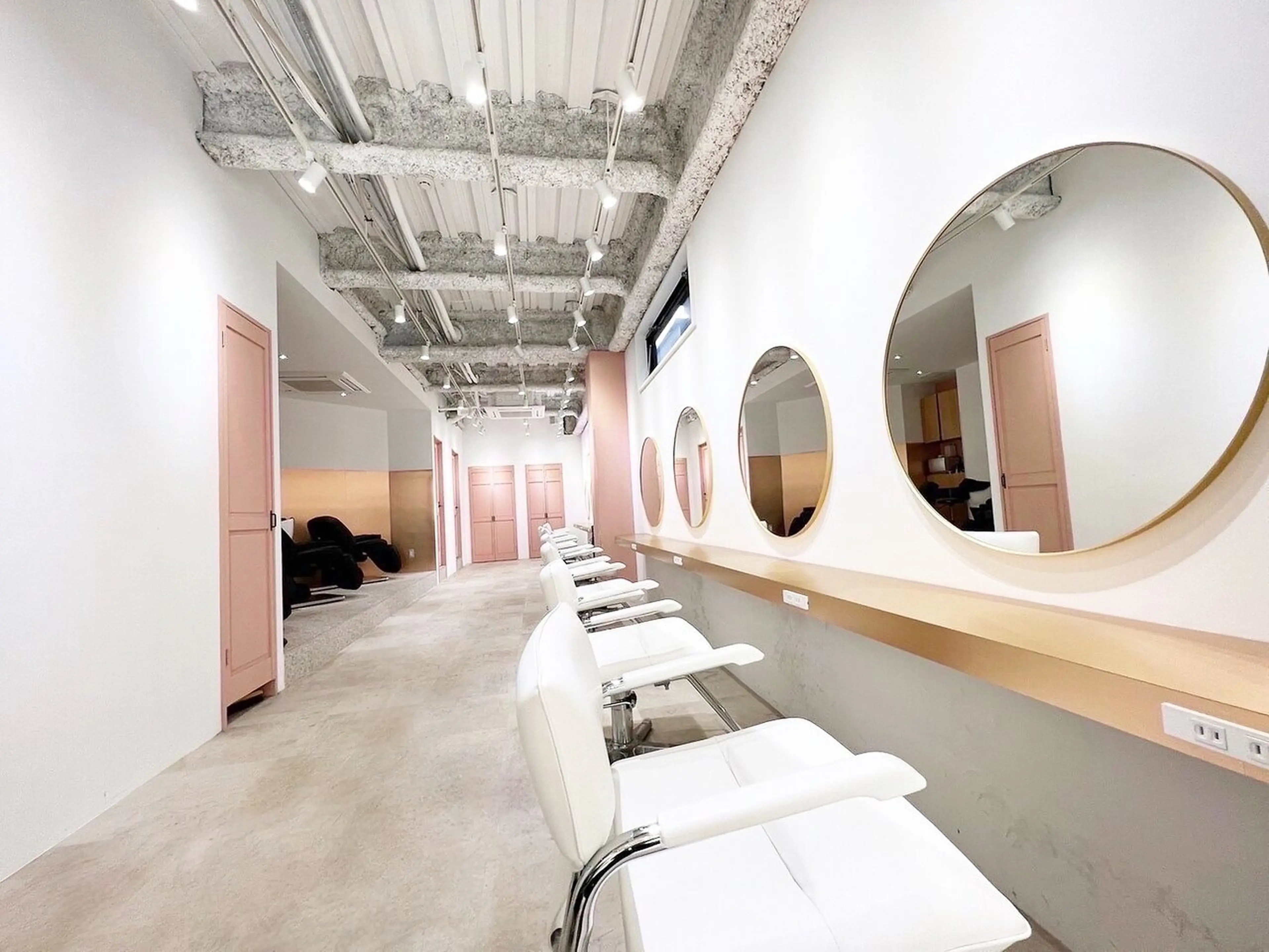 Zina 難波 髪質改善＆トリートメントの内観・外観1