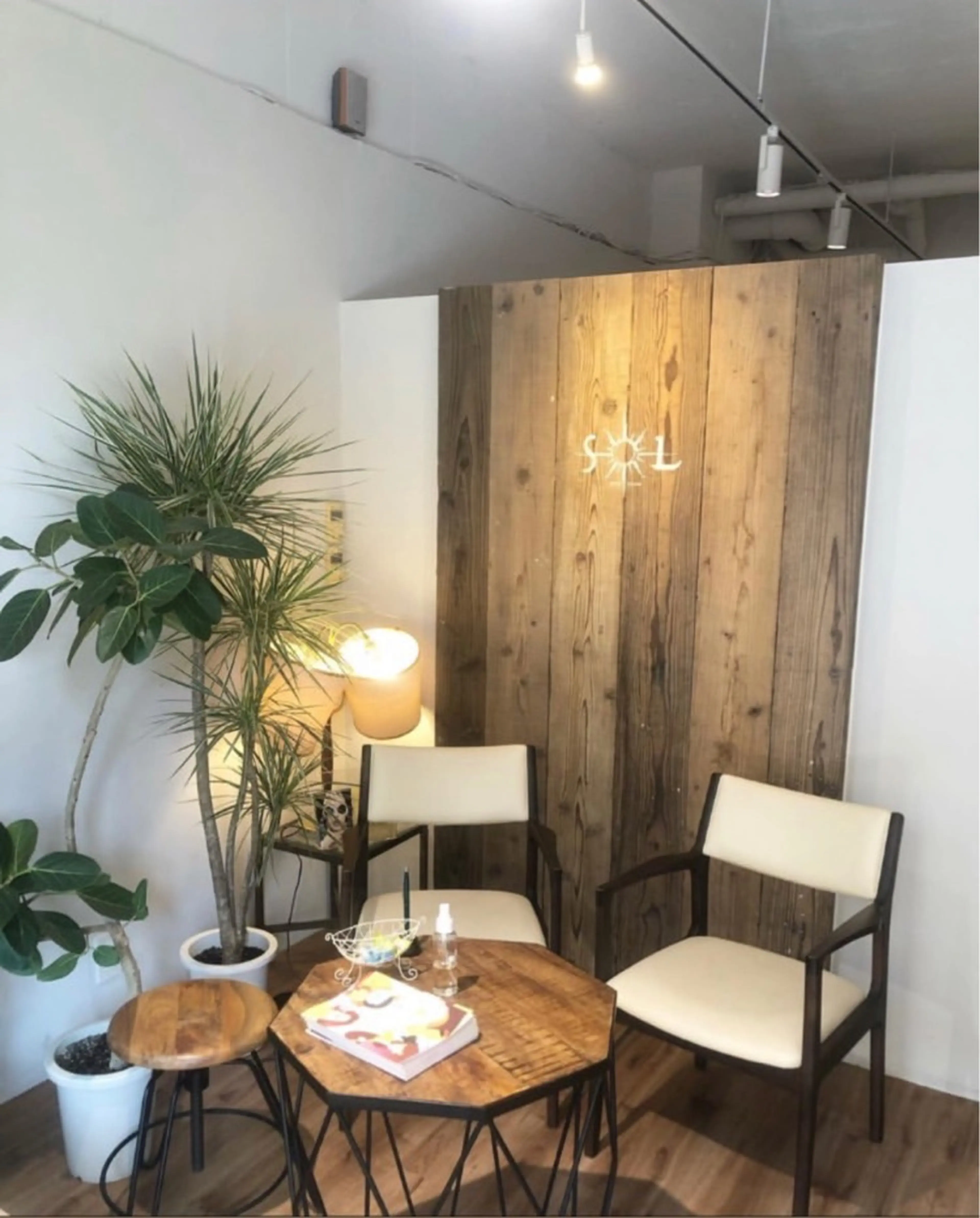 hair  salon SOLの内観・外観2