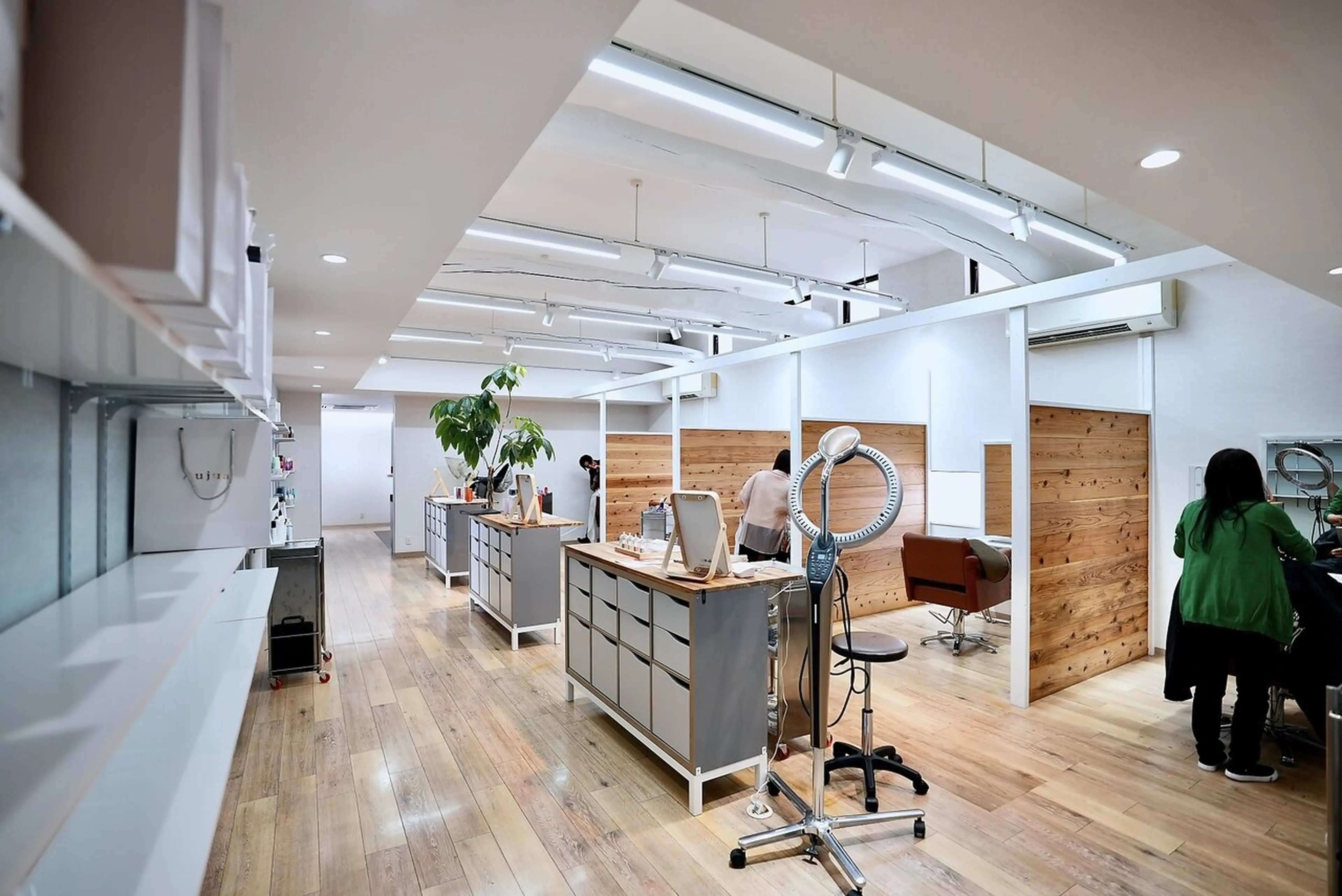 LEEK Smart Salon by MILBON レインボー通り店［リーク］の内観・外観3