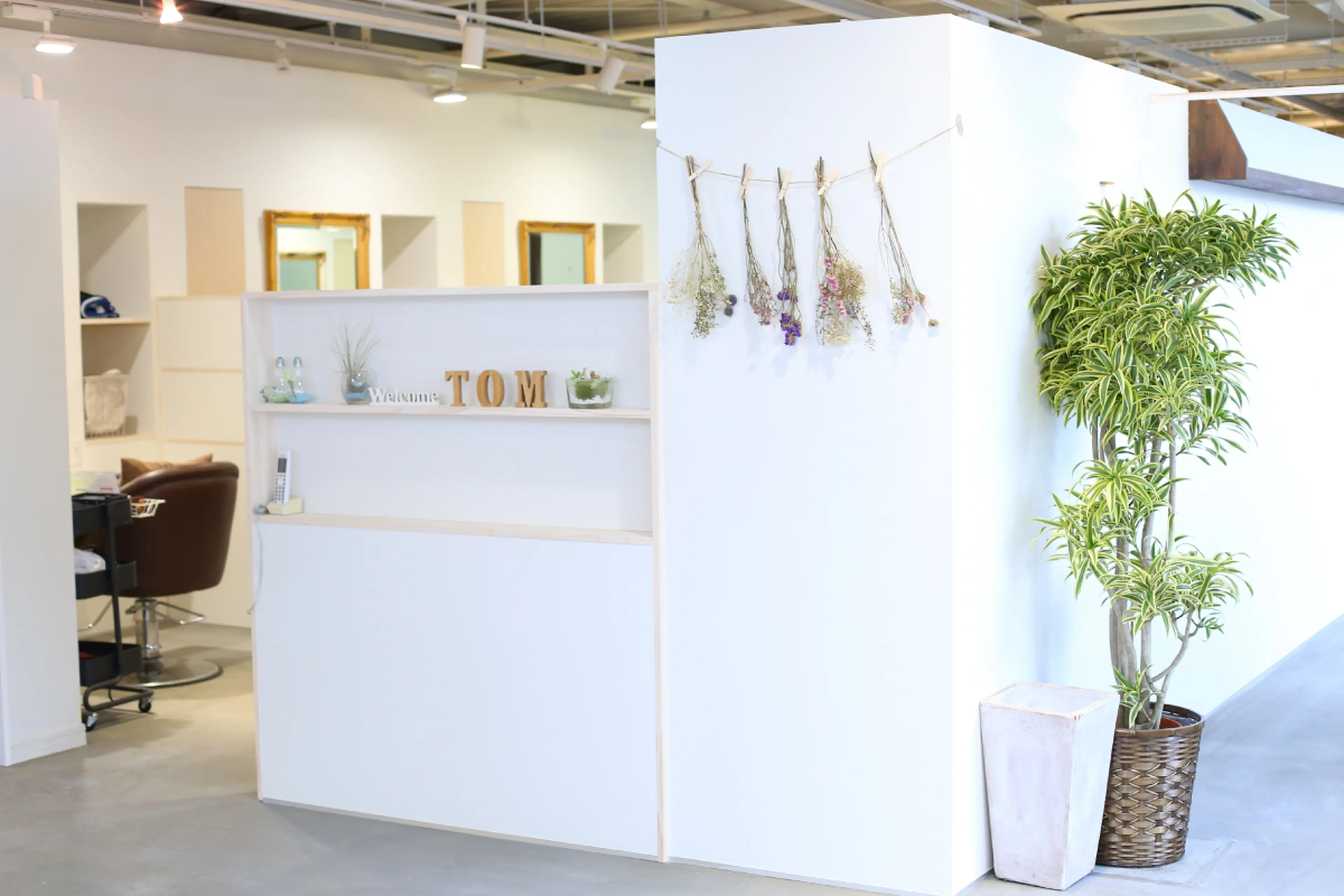 TOM HAIR DESIGN 楠葉店の内観・外観1