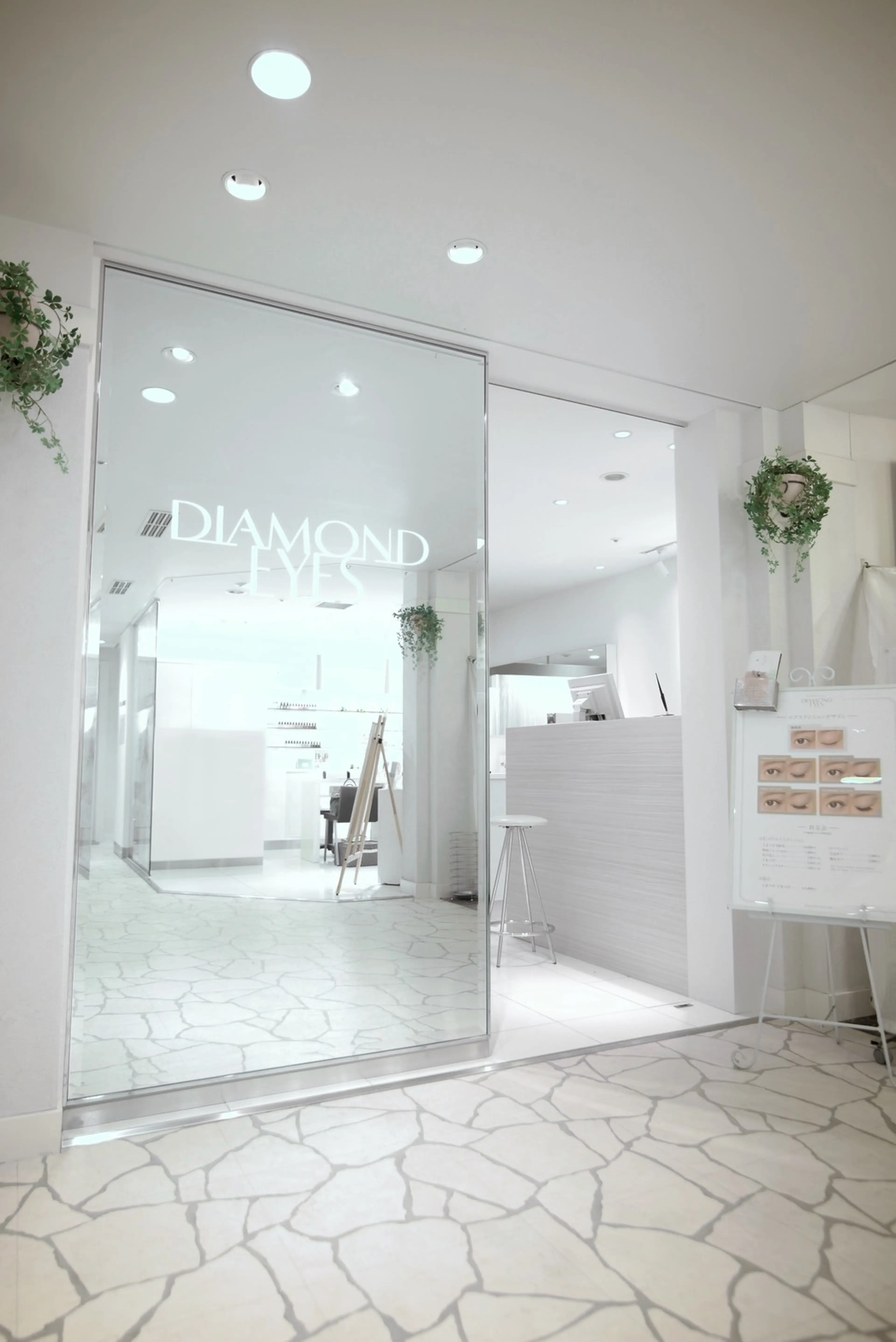 ダイヤモンドアイズ ルミネ横浜店の内観・外観1