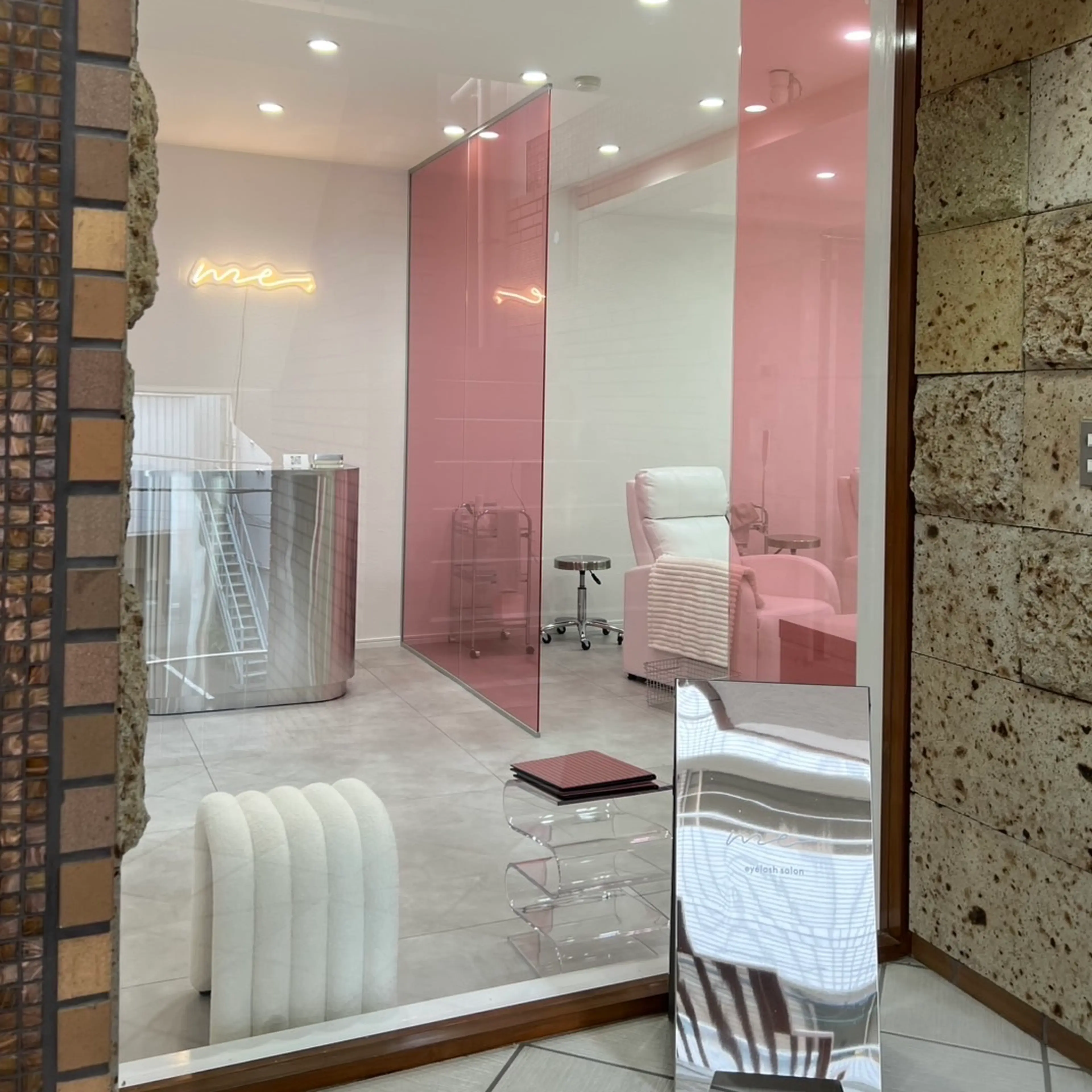 eyelashsalon me. 大宮一の宮通り店の内観・外観1