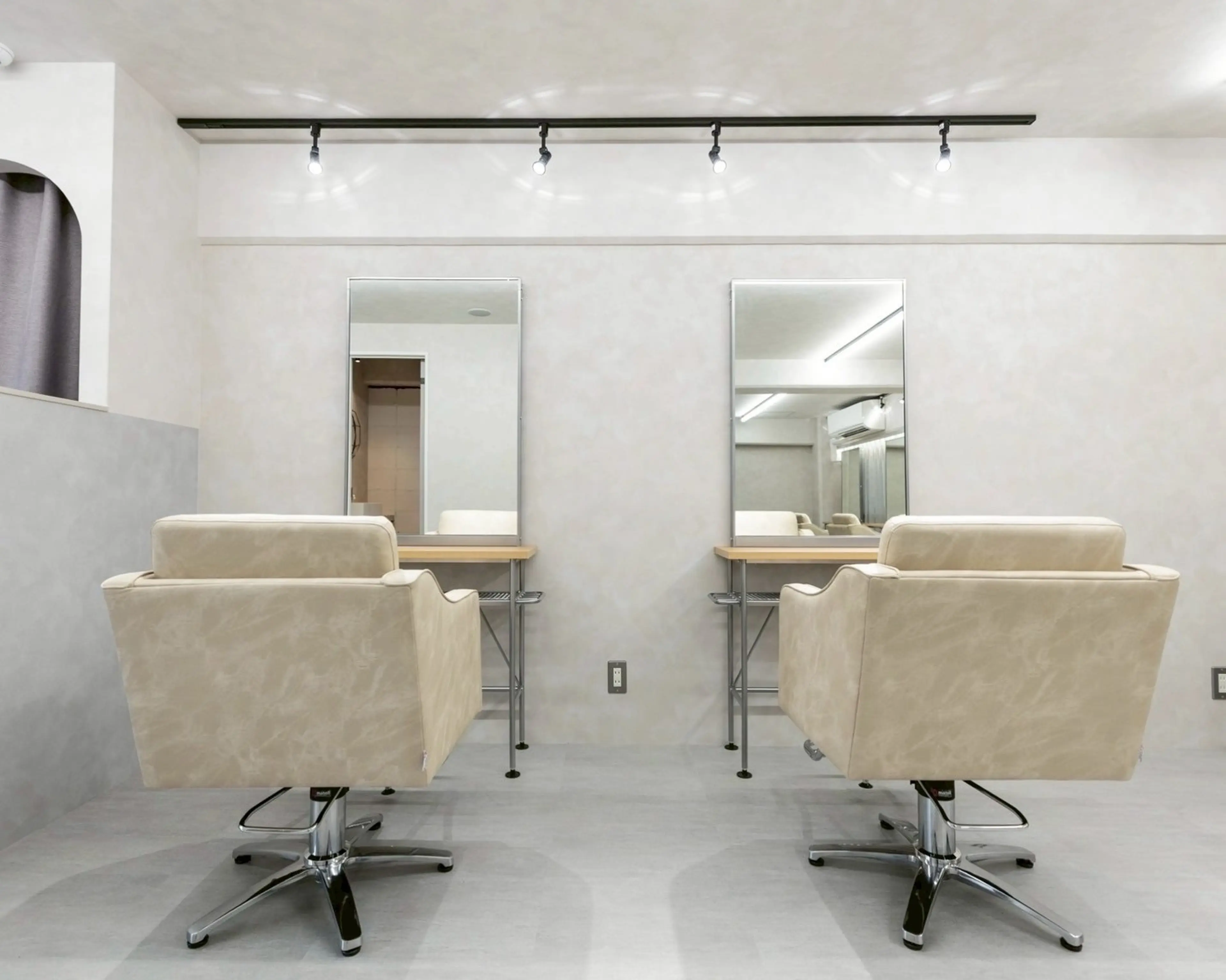 女性専門サロン　INCE HAIR 梅田茶屋町の内観・外観2
