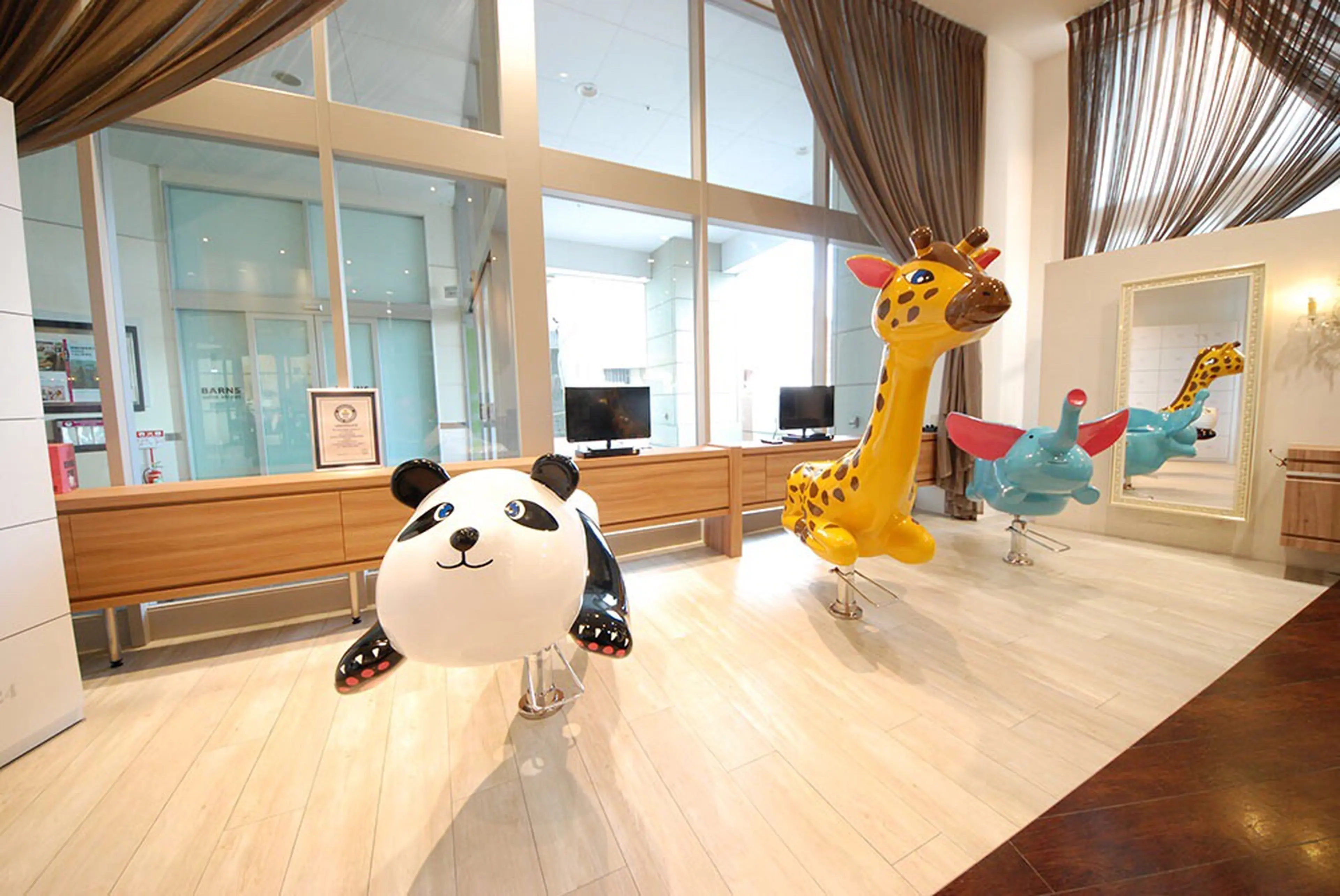 NYNY Mothers イオン大日店の内観・外観2