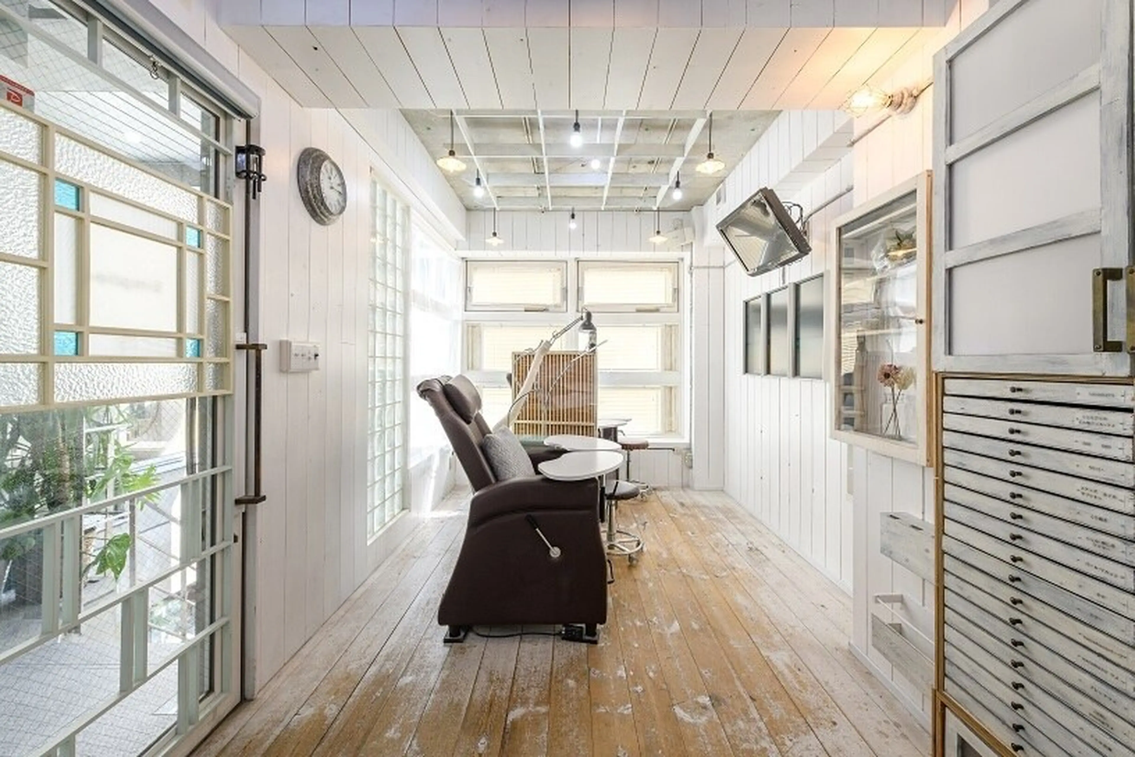 Simpliee NAIL & EYE 下北沢店 (シンプリー)の内観・外観1