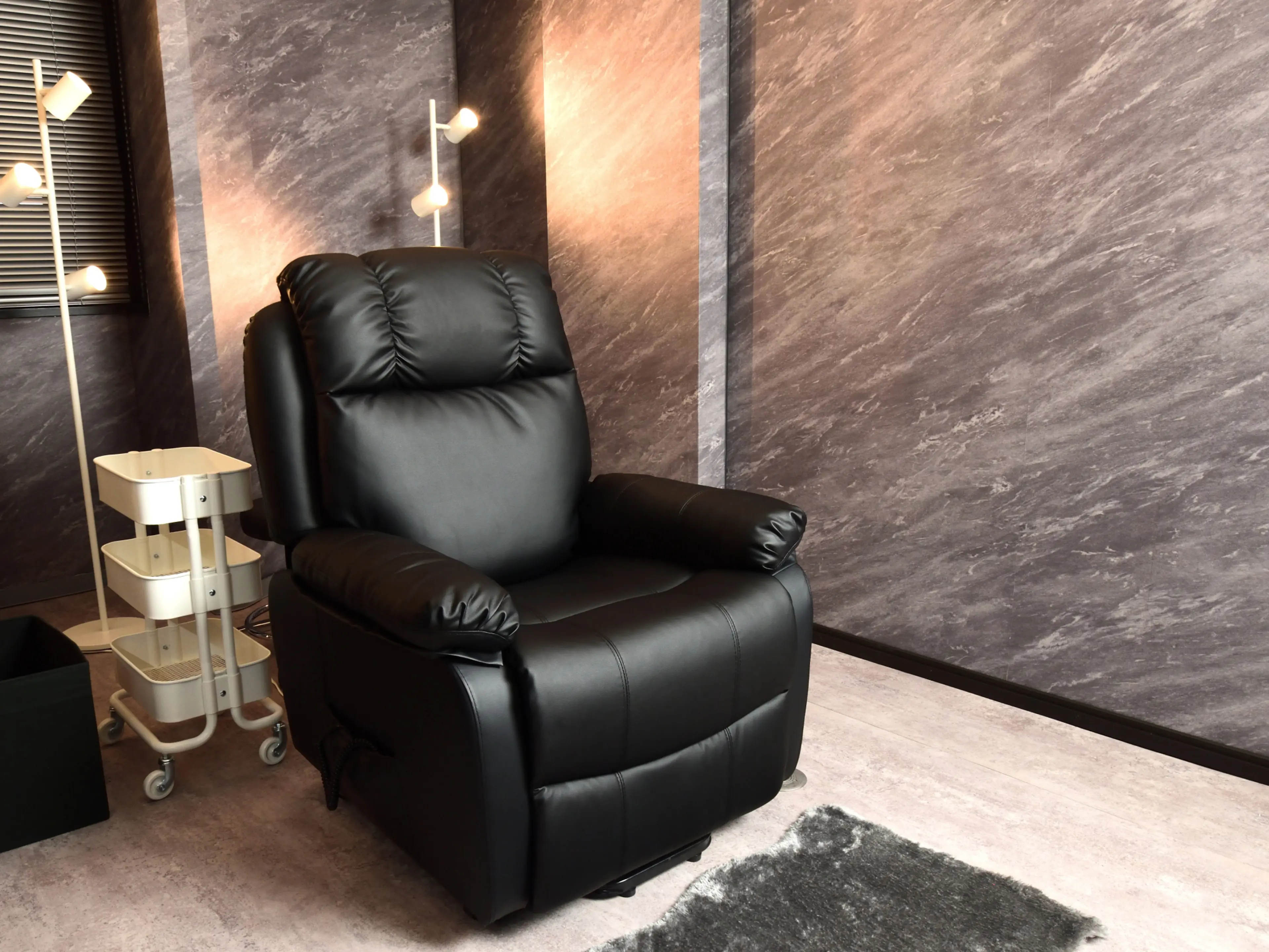 メンズ眉毛サロン 眉ラボ 大阪本町店の内観・外観1