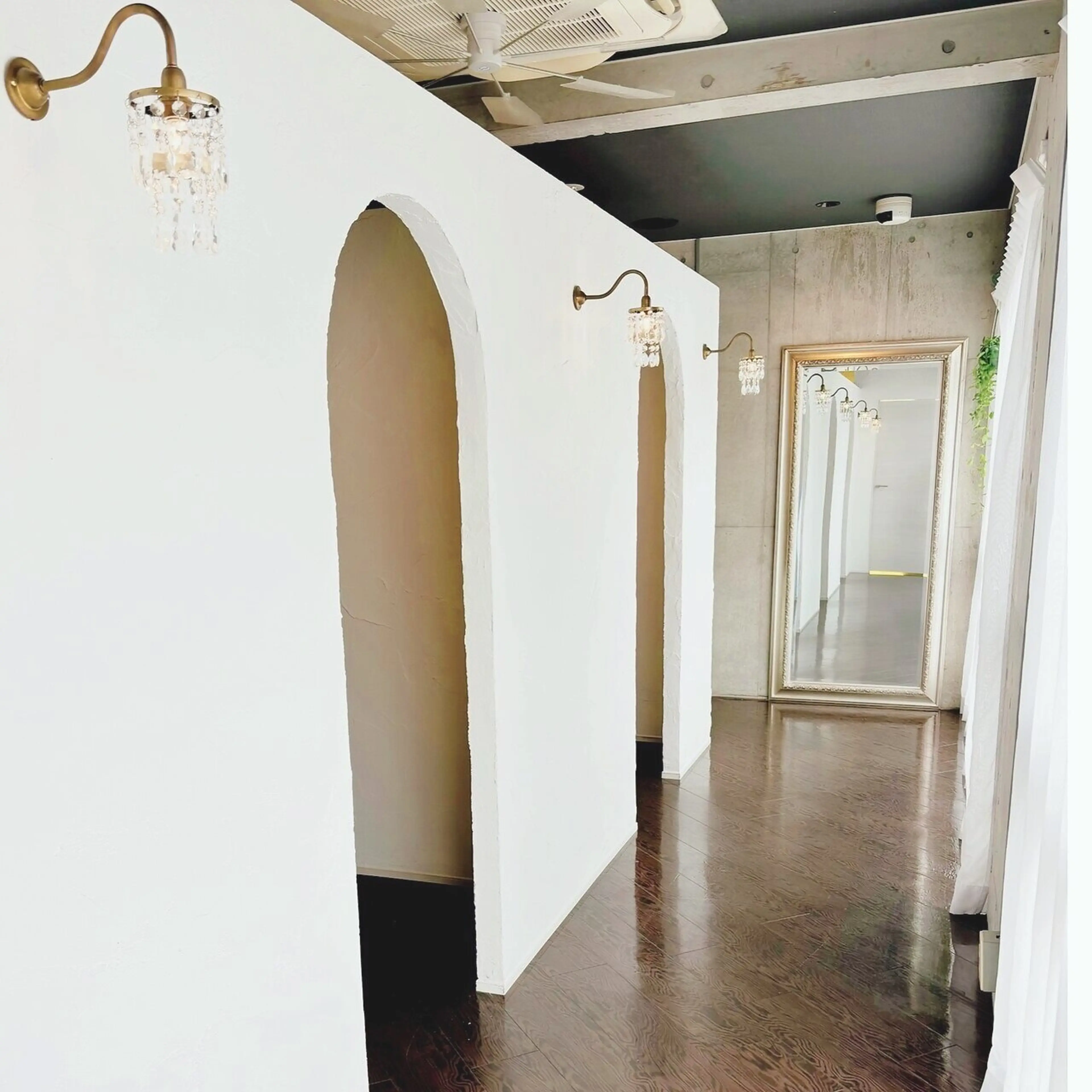 THREEの内観・外観2