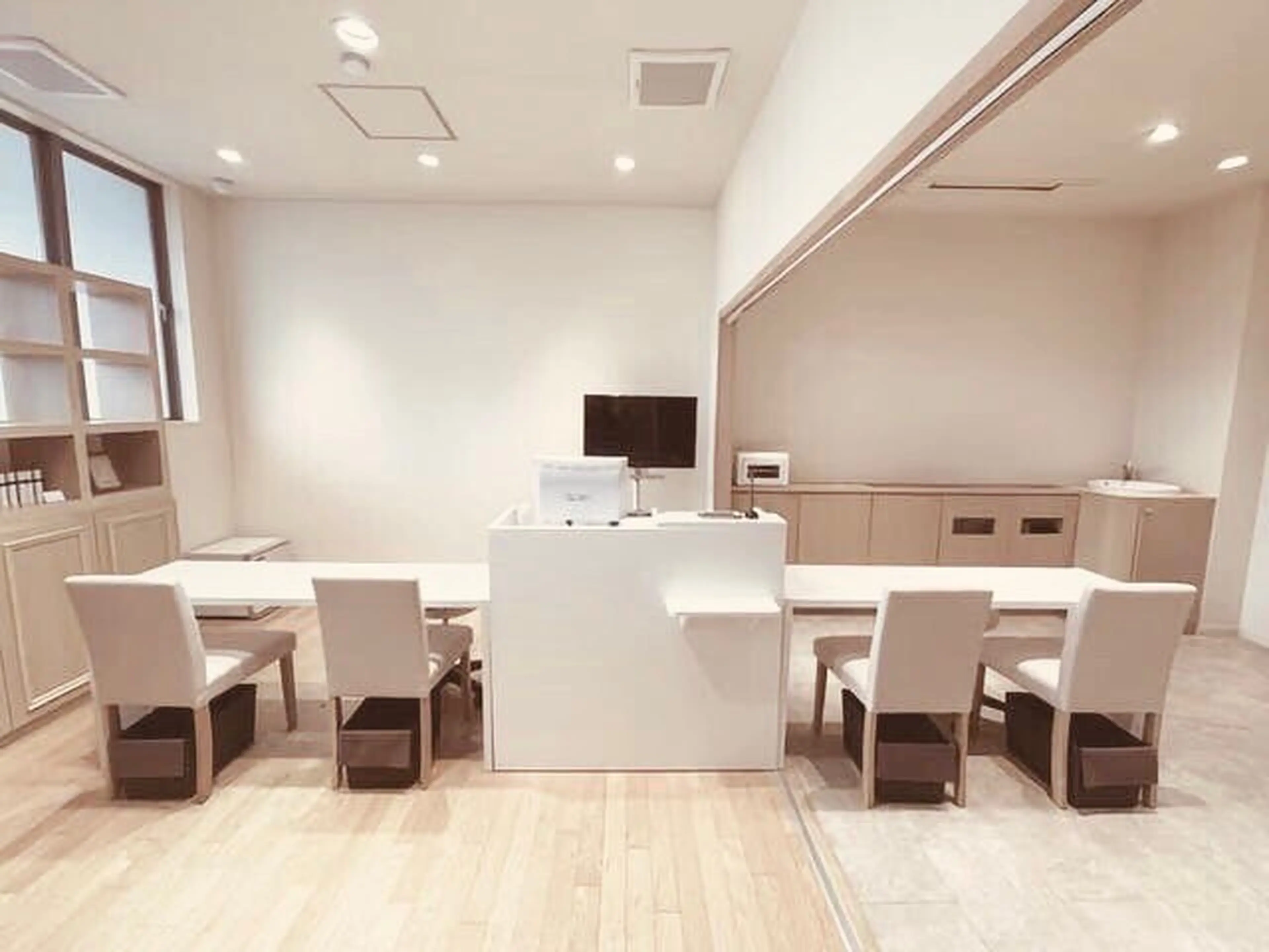 FASTNAIL LOCO 春日店【ファストネイル ロコ】の内観・外観1