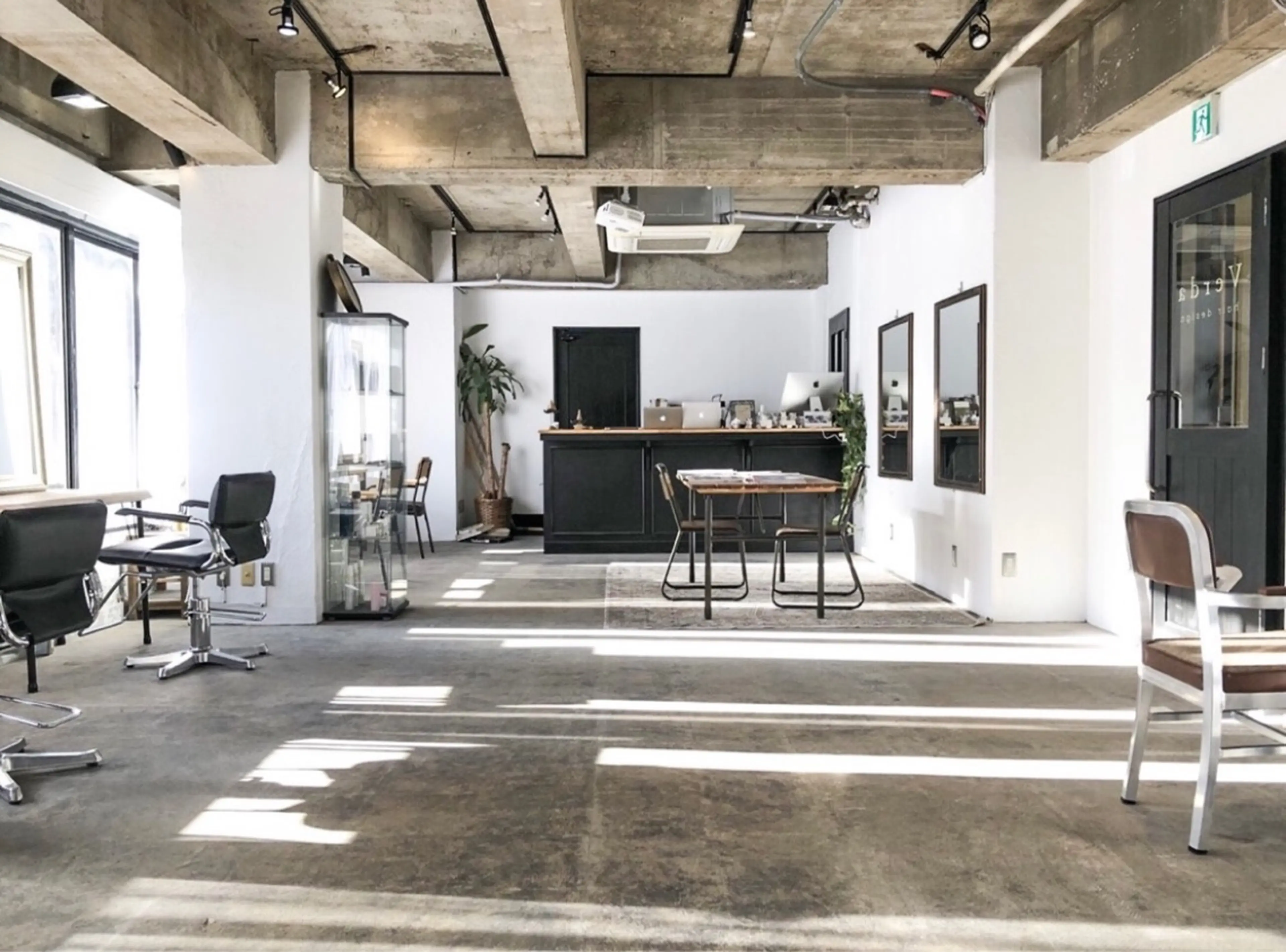 hair design Verda 【ヘアデザイン ヴェルダ】の内観・外観1