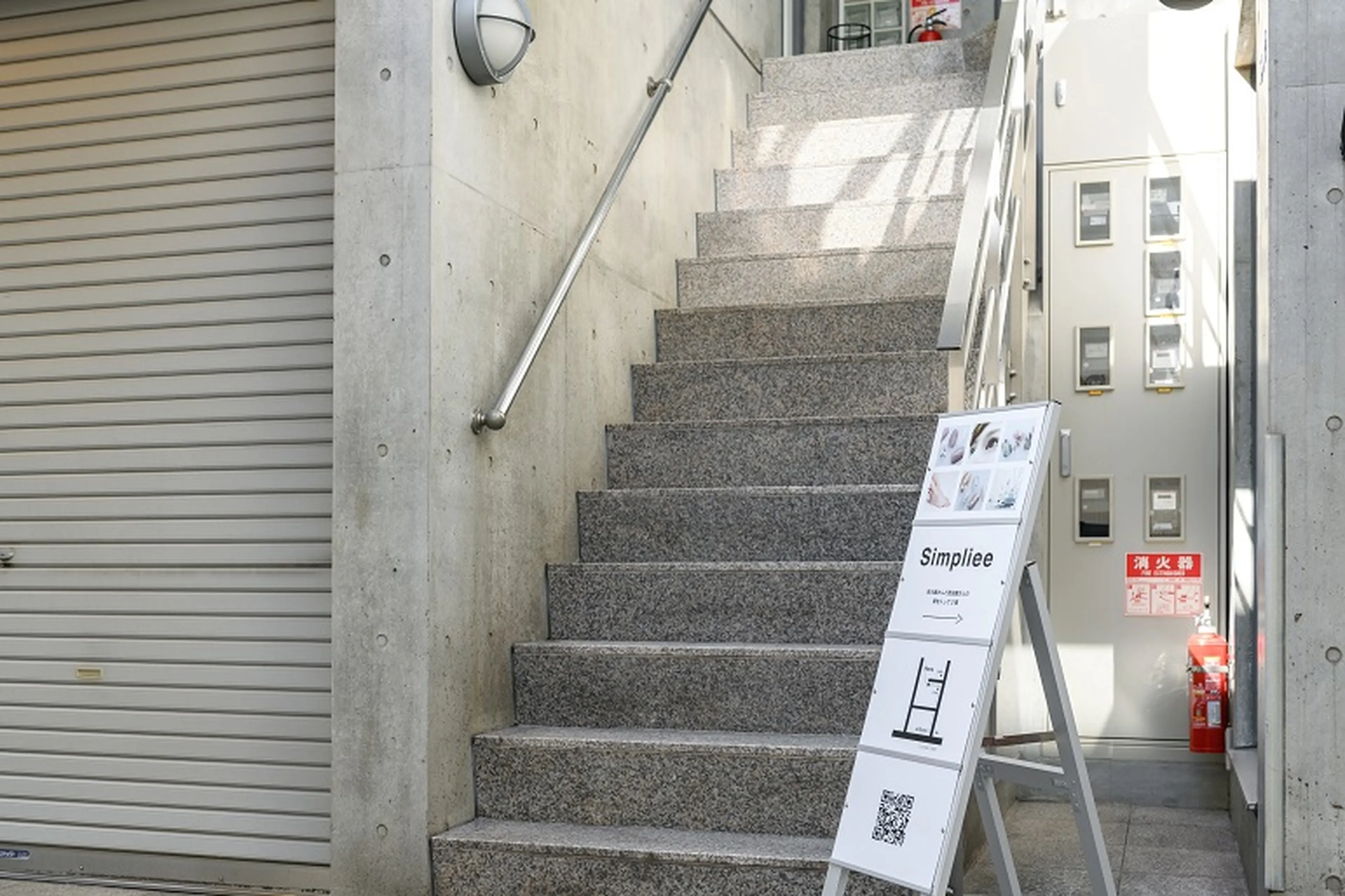 Simpliee NAIL & EYE 下北沢店 (シンプリー)の内観・外観3