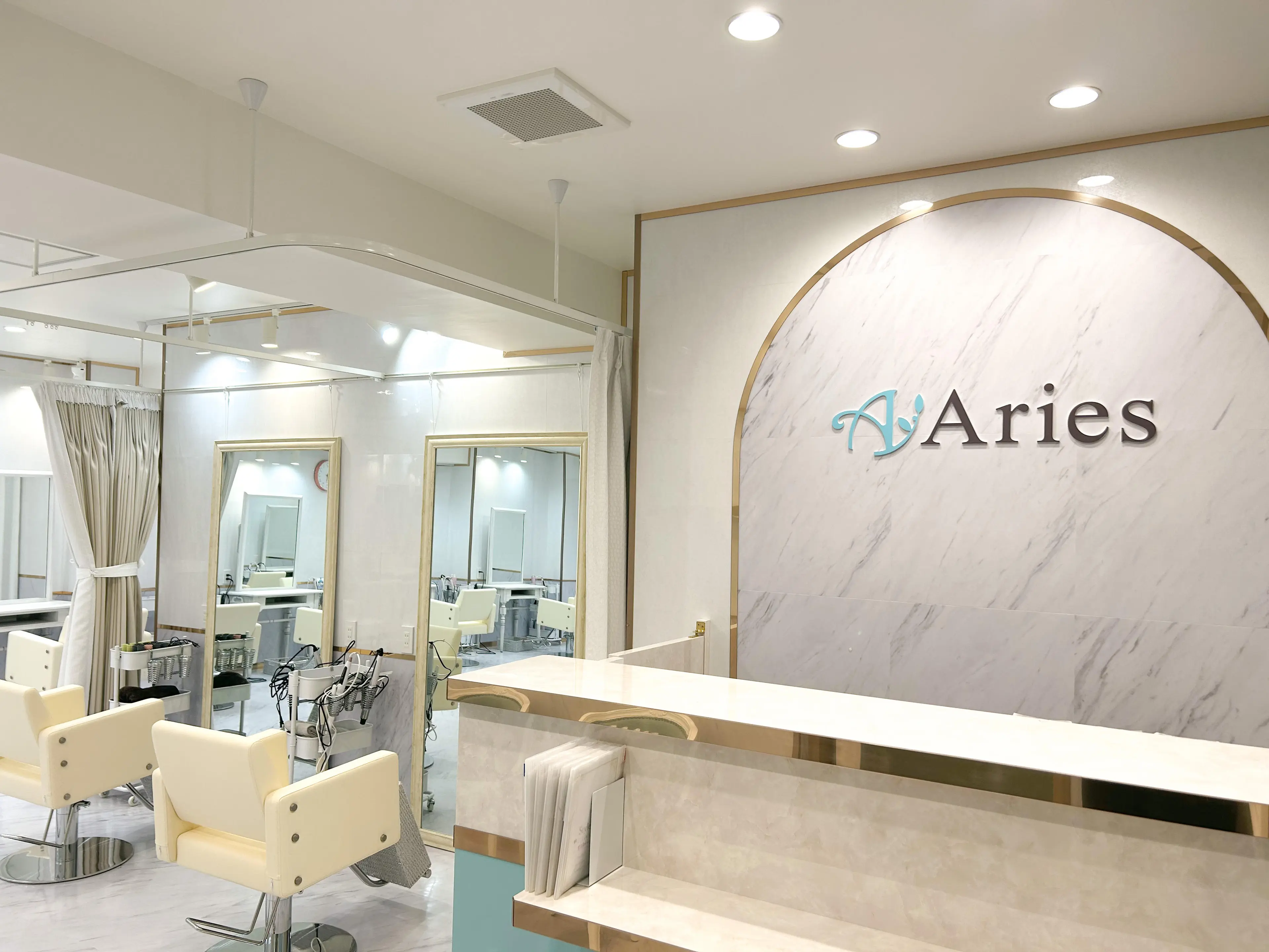 アリエス新宿東南口店の内観・外観1