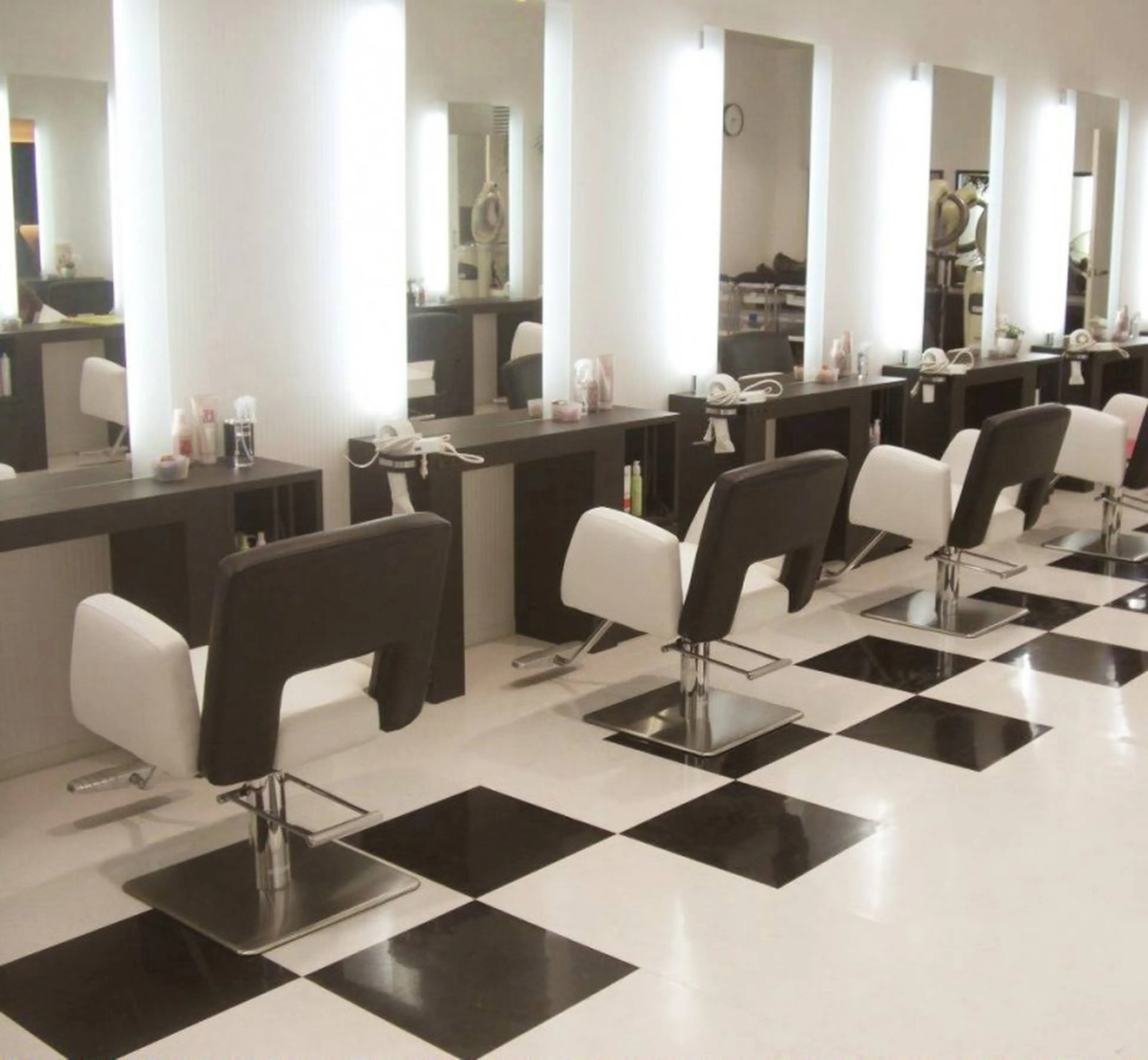 socie hair上大岡店の内観・外観2