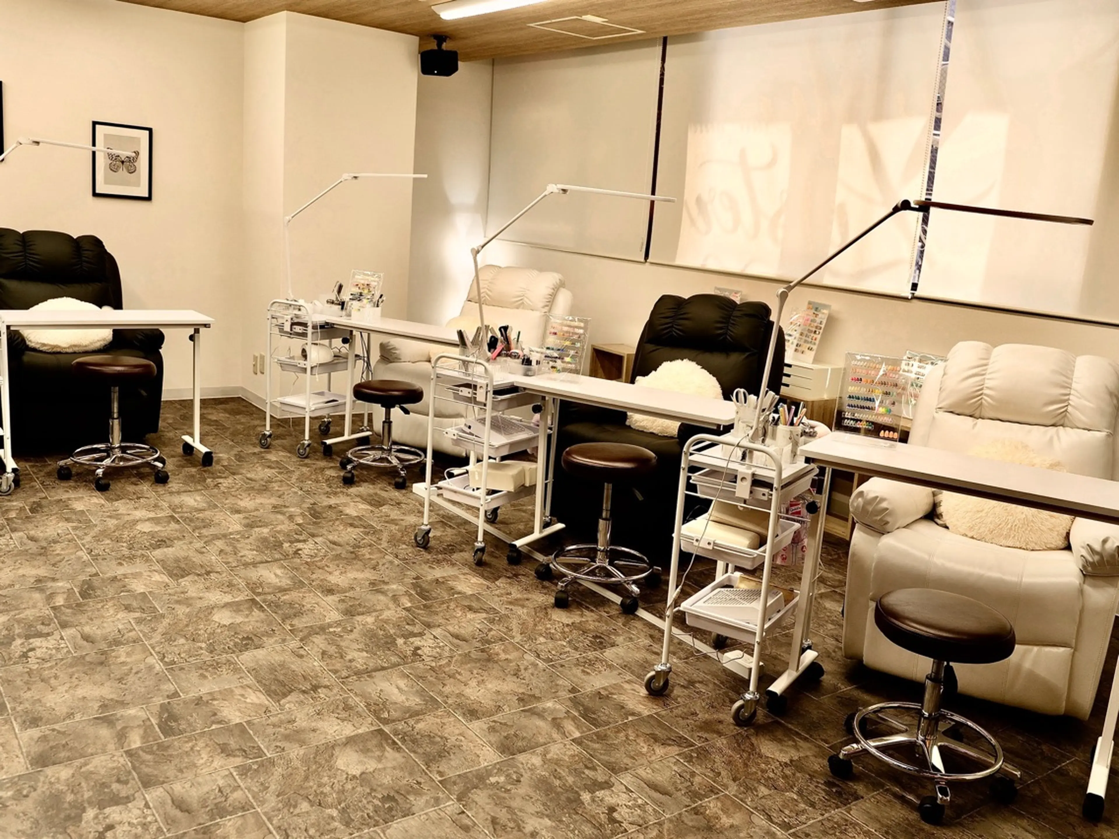 ネイルサロン　Luster nailの内観・外観2