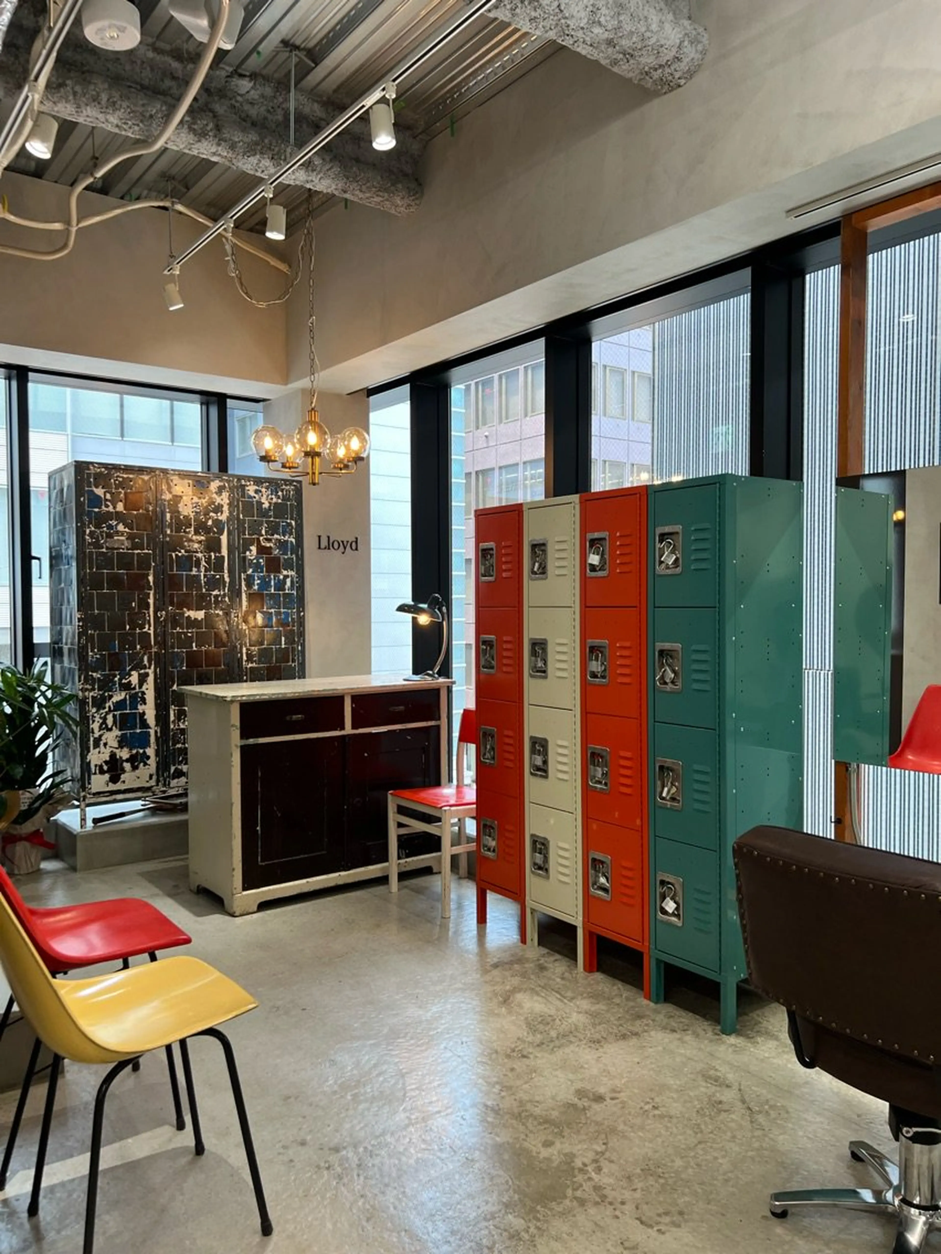 Lloydの内観・外観1