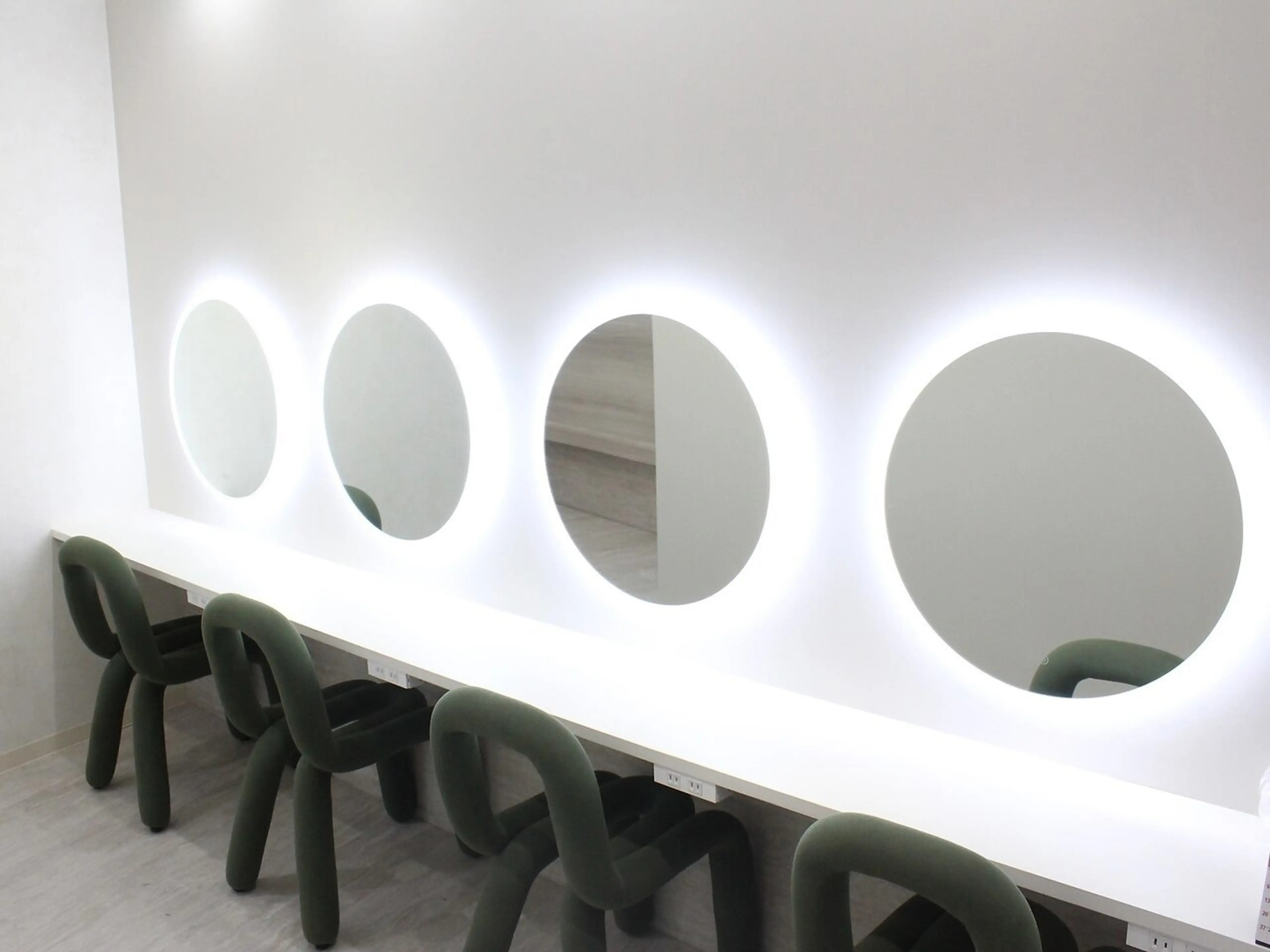 マツエク・まつ毛パーマ専門店　Belle京橋店【ベルエ】の内観・外観2