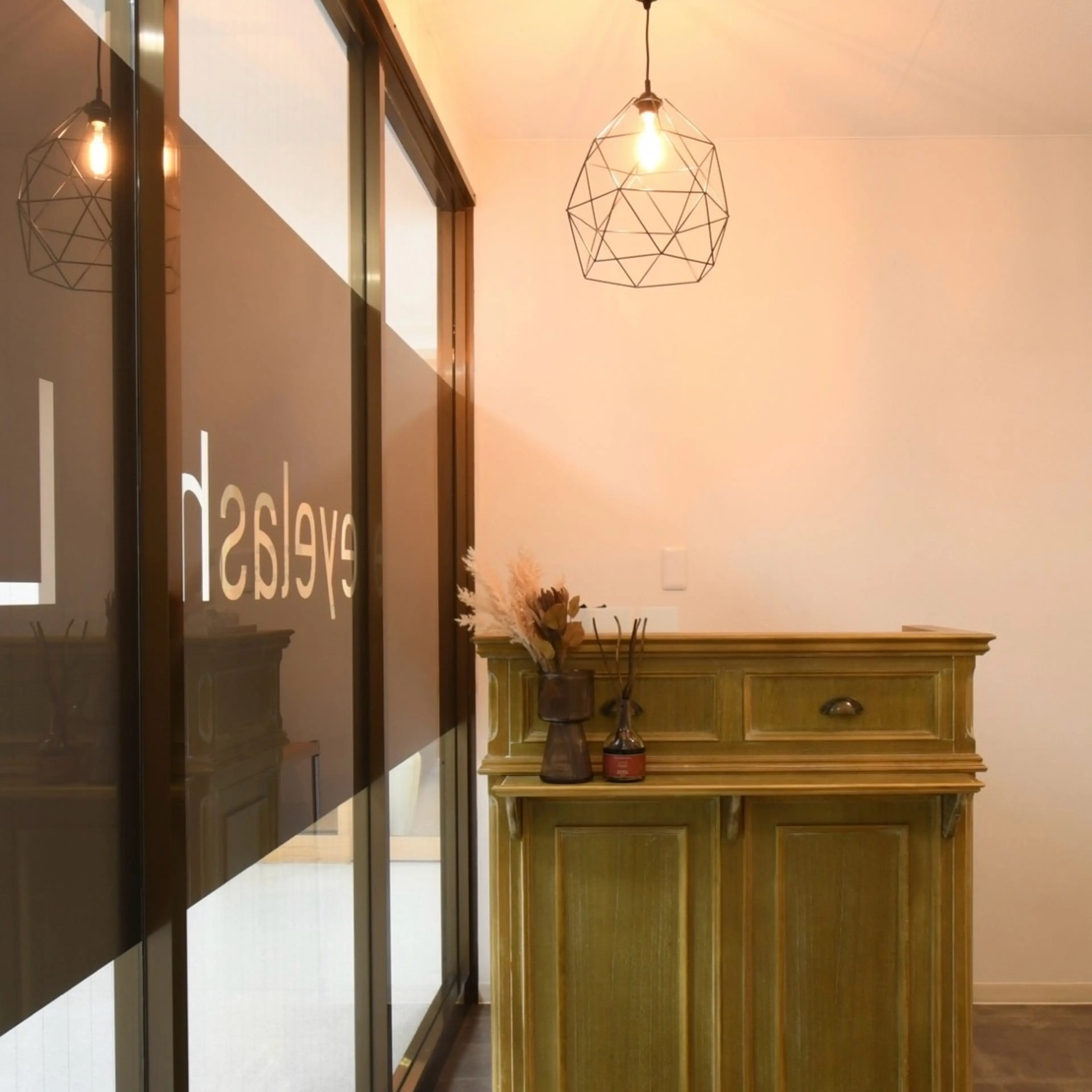 eyelash.LOWEの内観・外観1