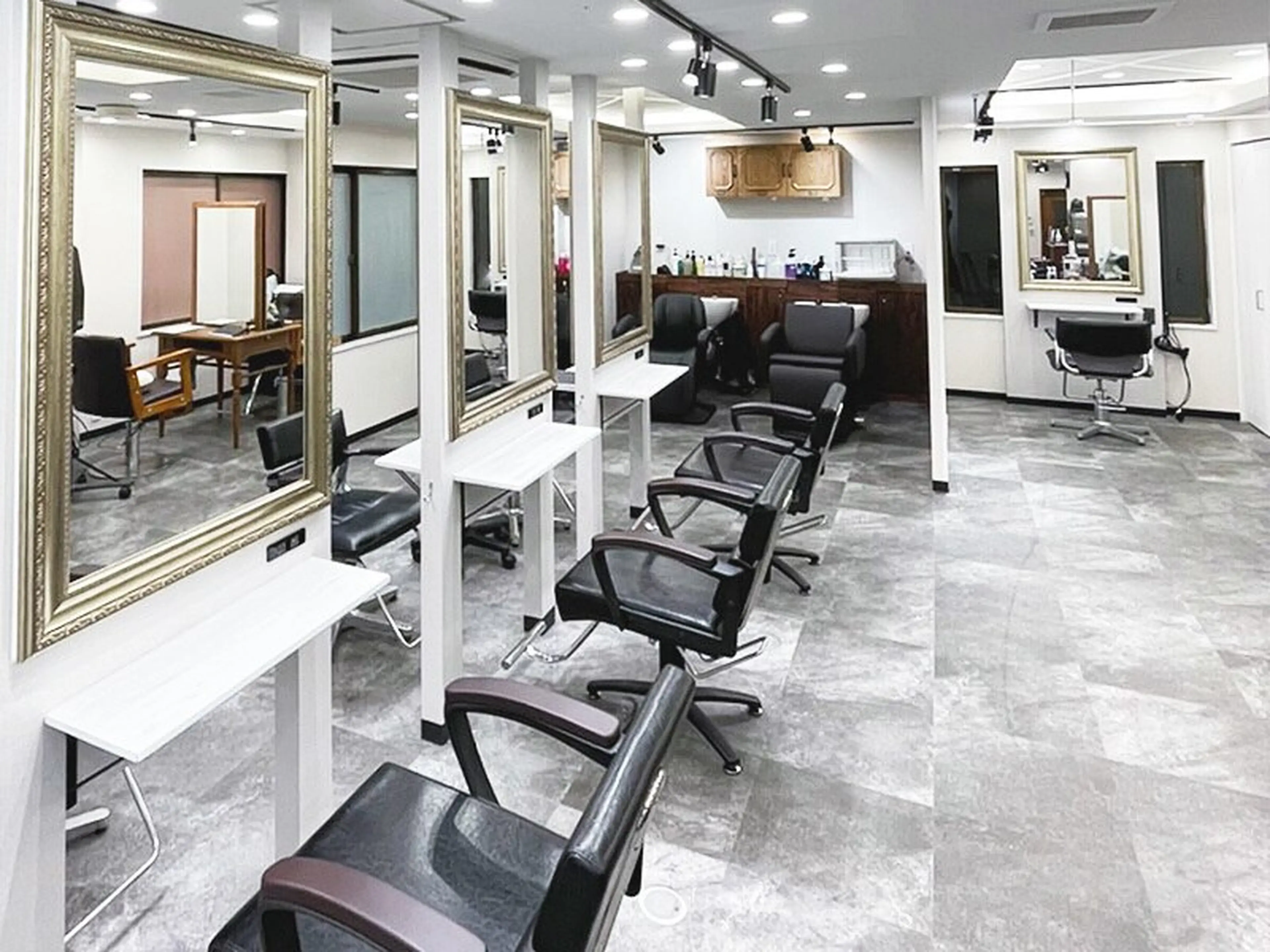 Carrefour 草加本店【カルフール】の内観・外観1